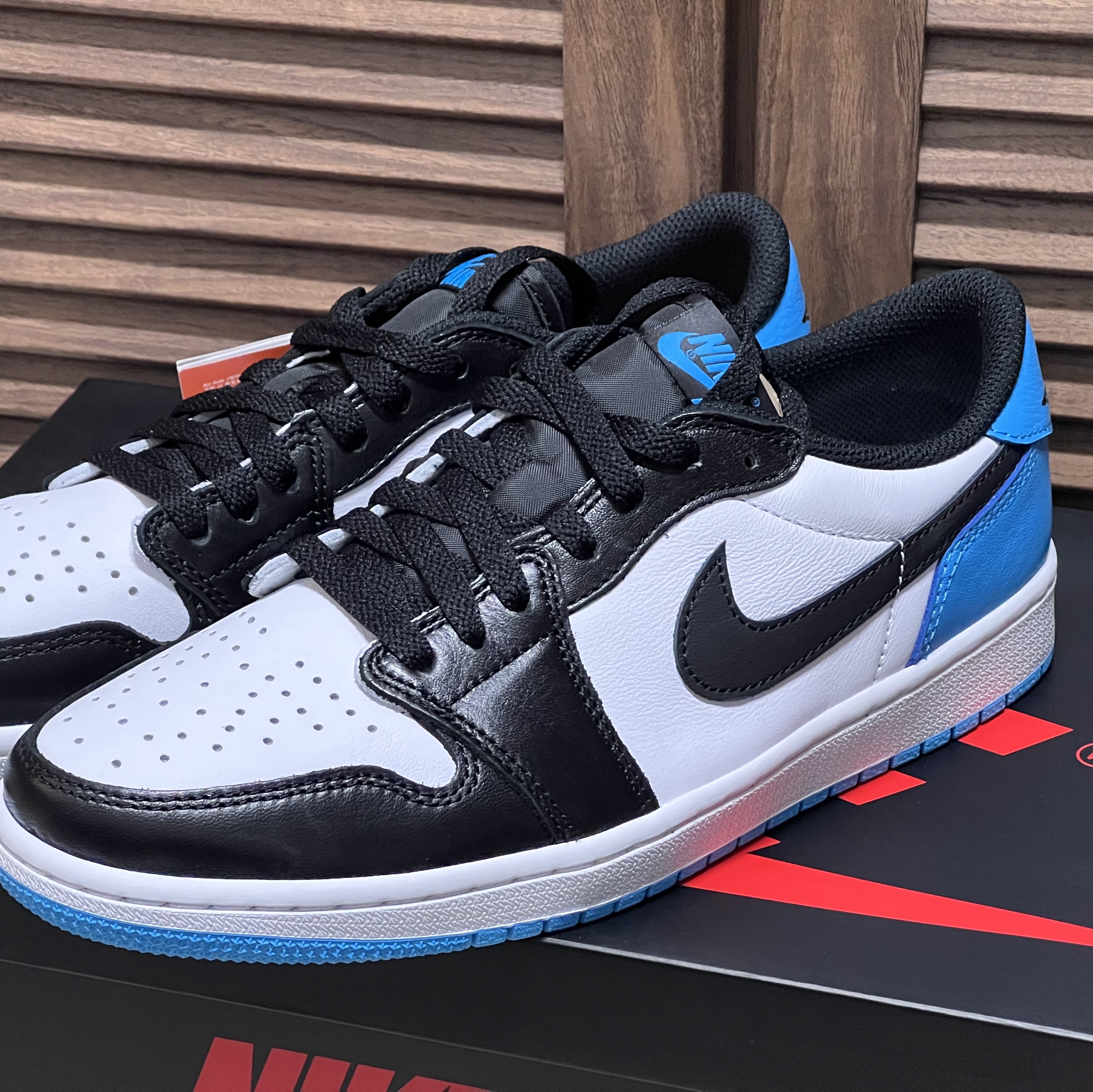 Jordan 1 Retro Low OG Black and Dark Powder Blue 착용 스타일