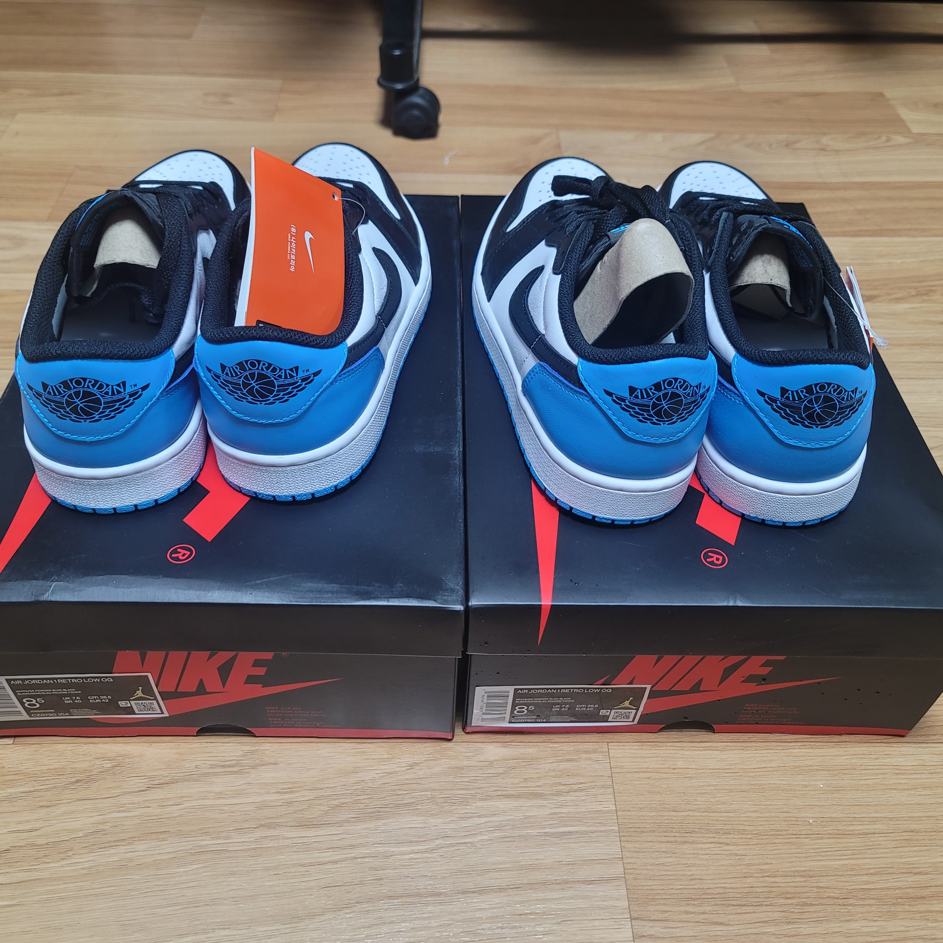 Jordan 1 Retro Low OG Black and Dark Powder Blue 착용 스타일 - 4