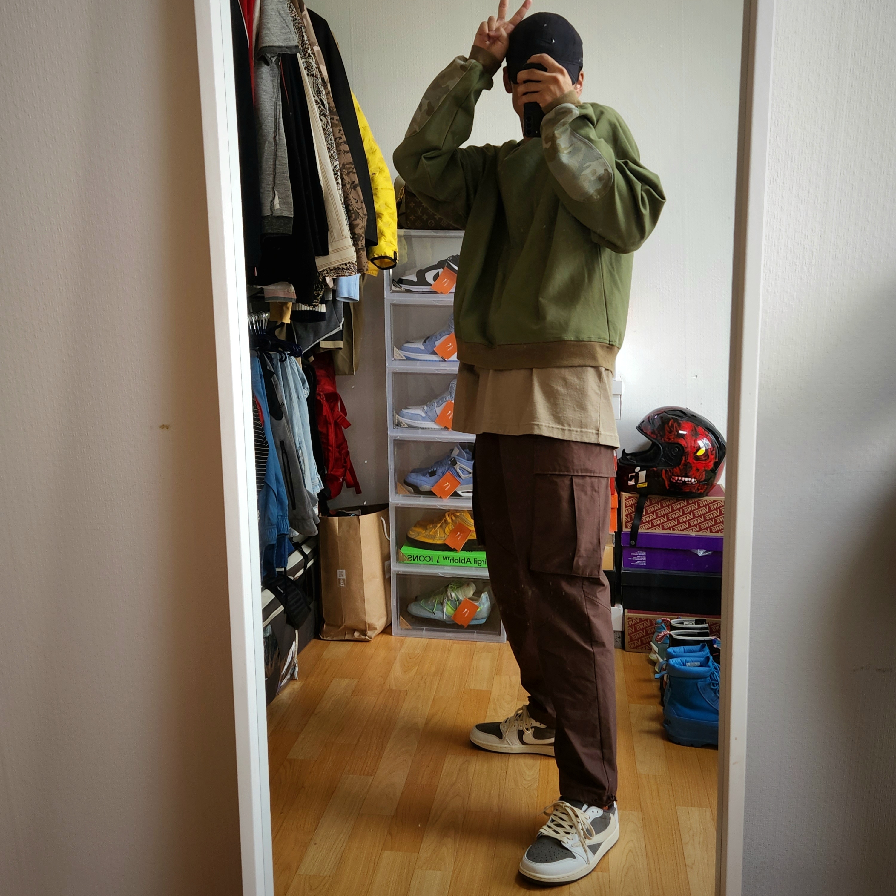 Jordan 1 x Travis Scott Retro Low OG SP Sail and Ridgerock, Nike Dunk Low Retro Black 착용 스타일