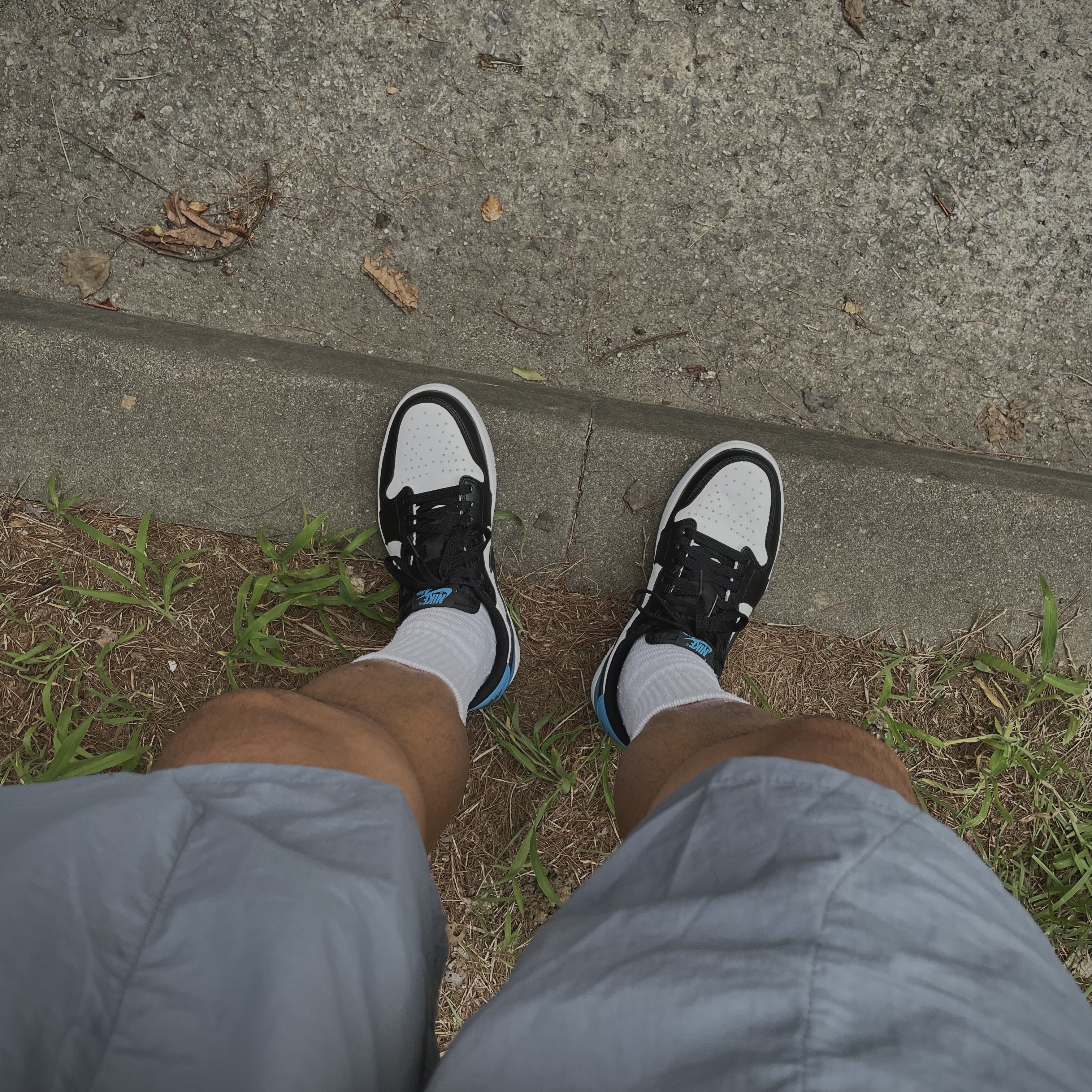 Jordan 1 Retro Low OG Black and Dark Powder Blue 착용 스타일 - 2