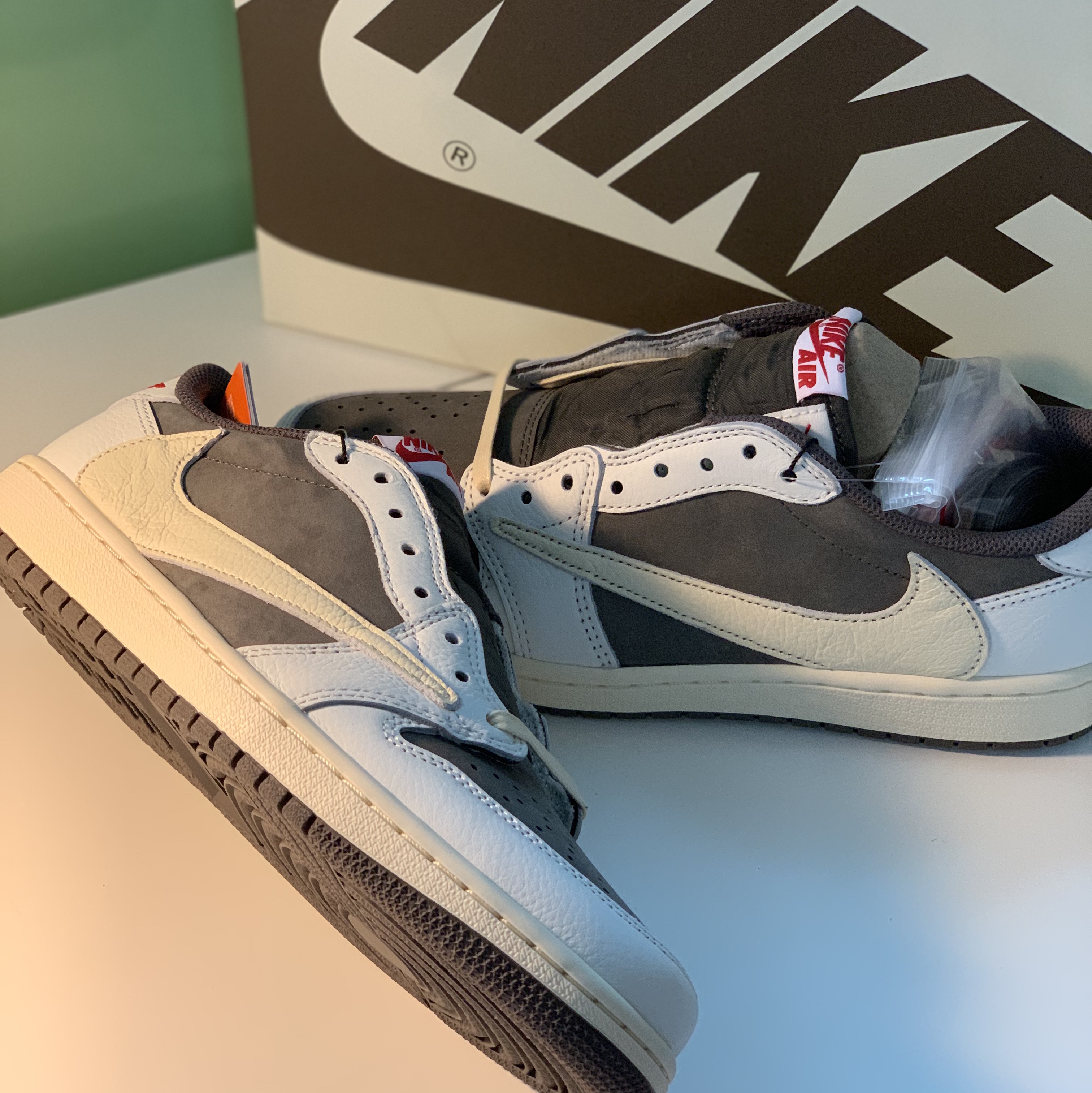 Jordan 1 x Travis Scott Retro Low OG SP Sail and Ridgerock 착용 스타일 - 1