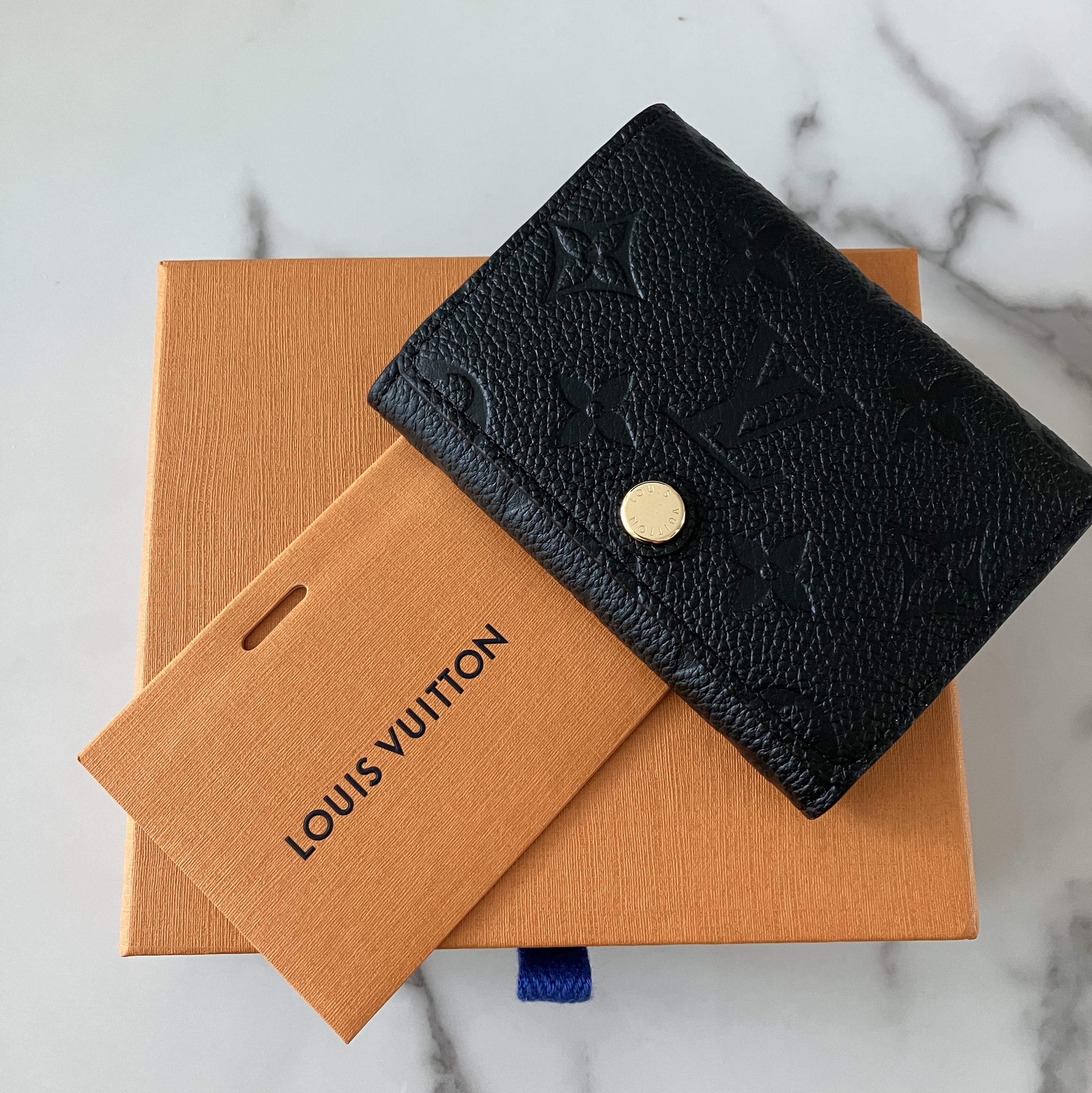 Louis Vuitton Business Card Holder Monogram Embossed Leather Black 착용 스타일