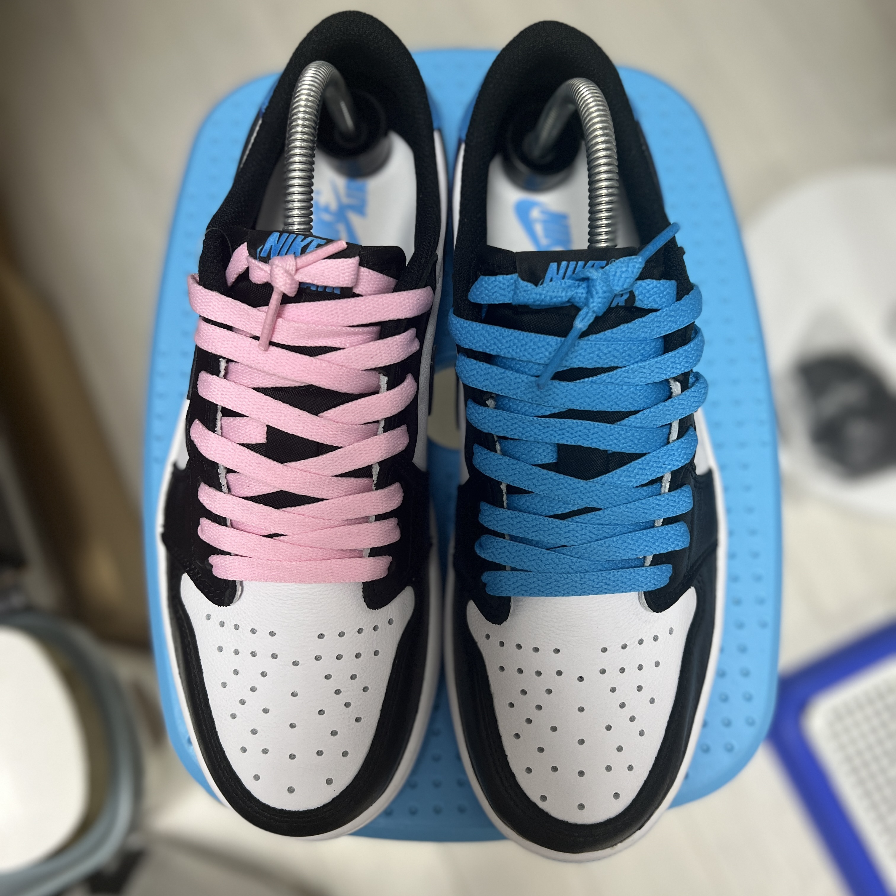 Jordan 1 Retro Low OG Black and Dark Powder Blue 착용 스타일 - 4