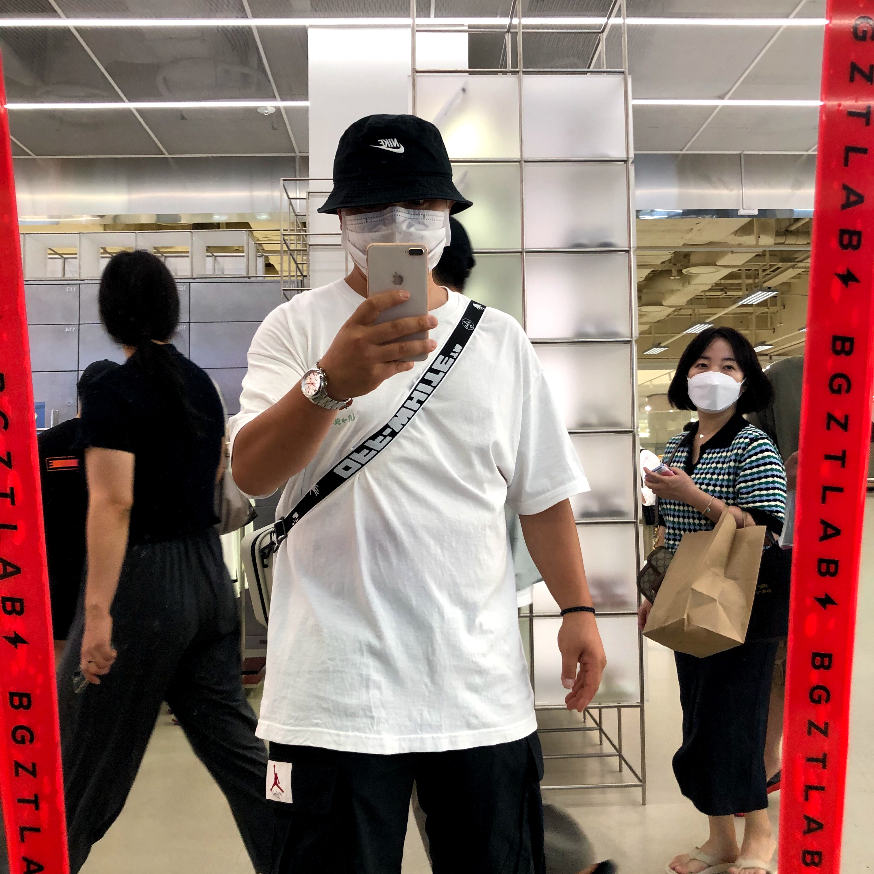 Off-White x Amore Pacific Protection Box (Without Cosmetics), Jordan 1 Low Gym Red Black 착용 스타일 - 1