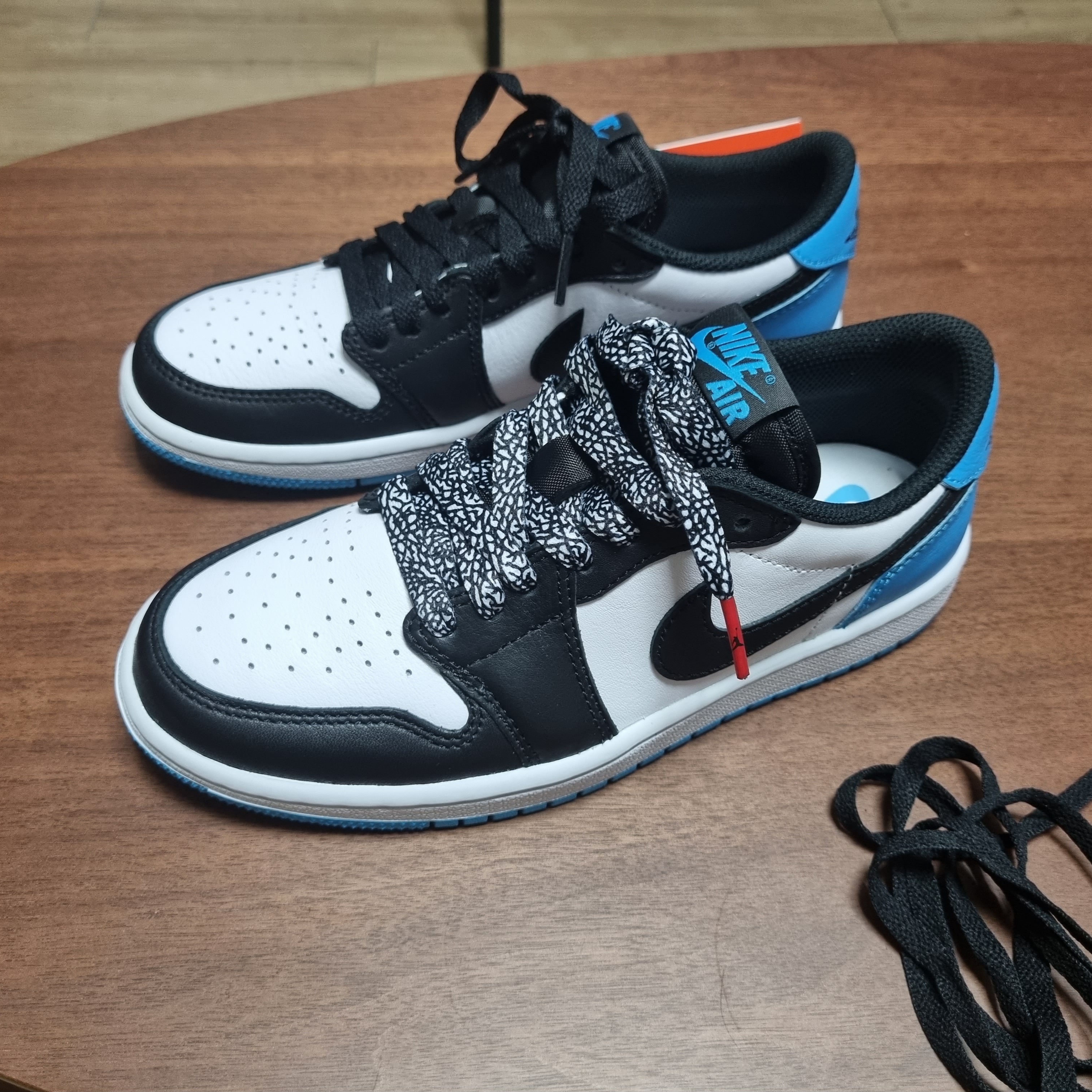 (W) Jordan 1 Retro Low OG Black and Dark Powder Blue 착용 스타일 - 1