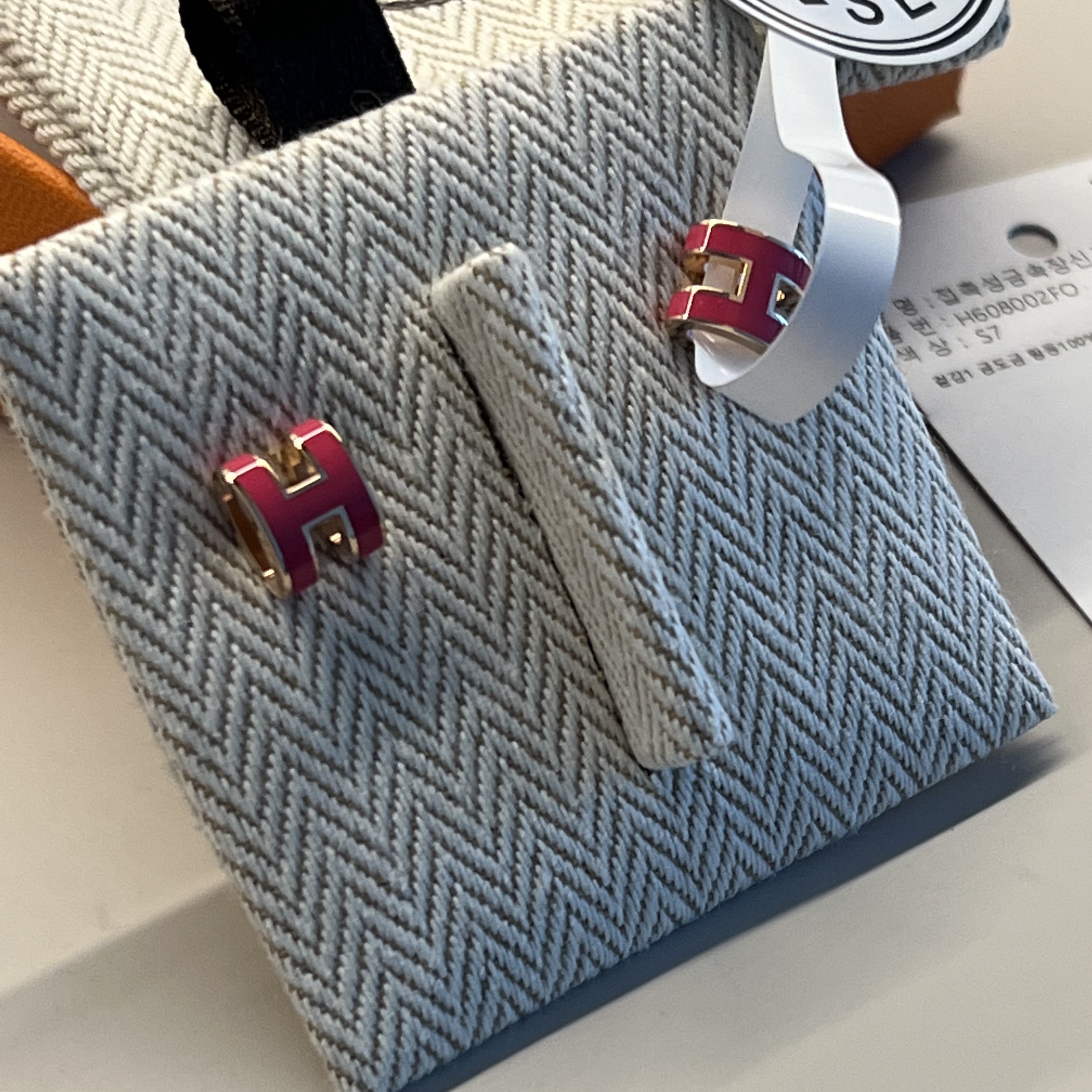 (W) Hermes Mini Pop H Earrings Rose Gold & Rose Extreme 착용 스타일 - 2
