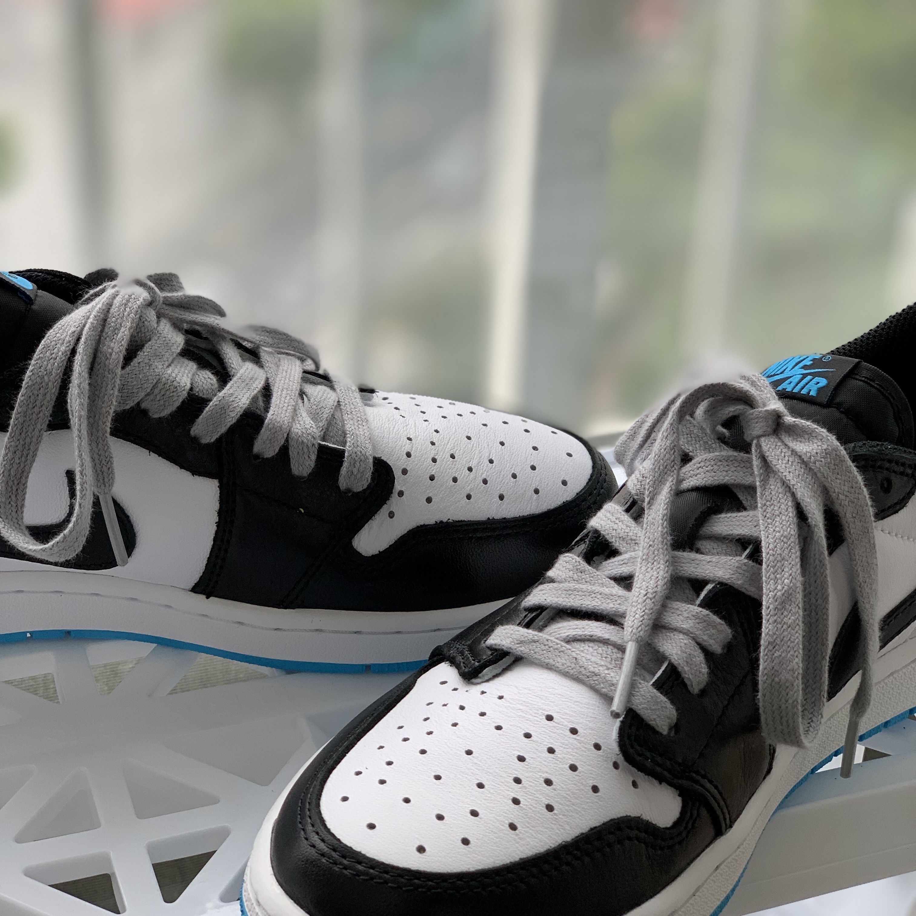 Jordan 1 Retro Low OG Black and Dark Powder Blue 착용 스타일 - 2