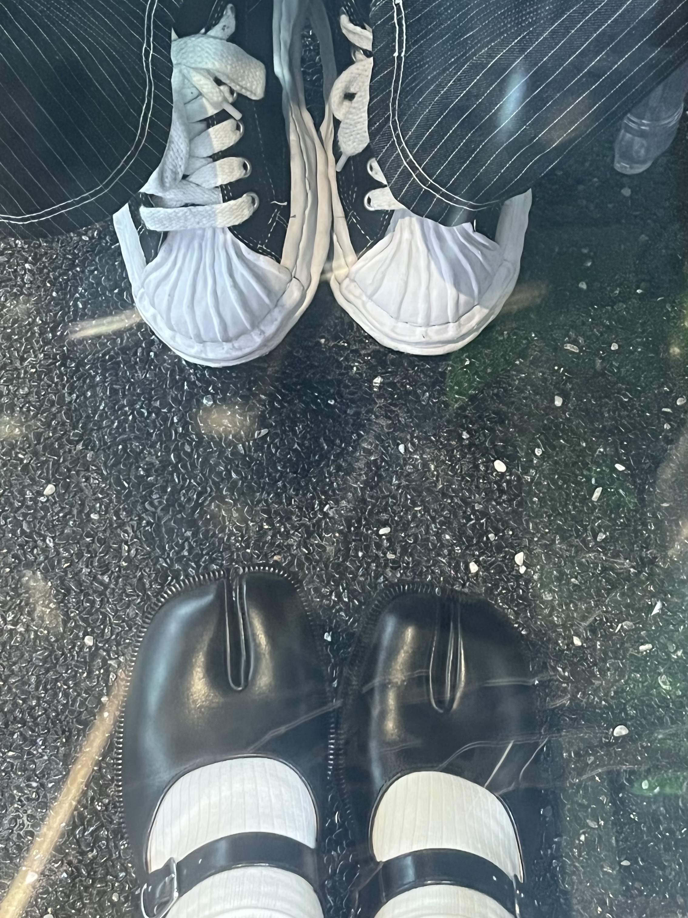 (W) Maison Margiela Box Calf Tabi Court Shoe Black, Maison Mihara Yasuhiro Blakey OG Sole Canvas Low-top Sneakers Black 착용 스타일 - 2