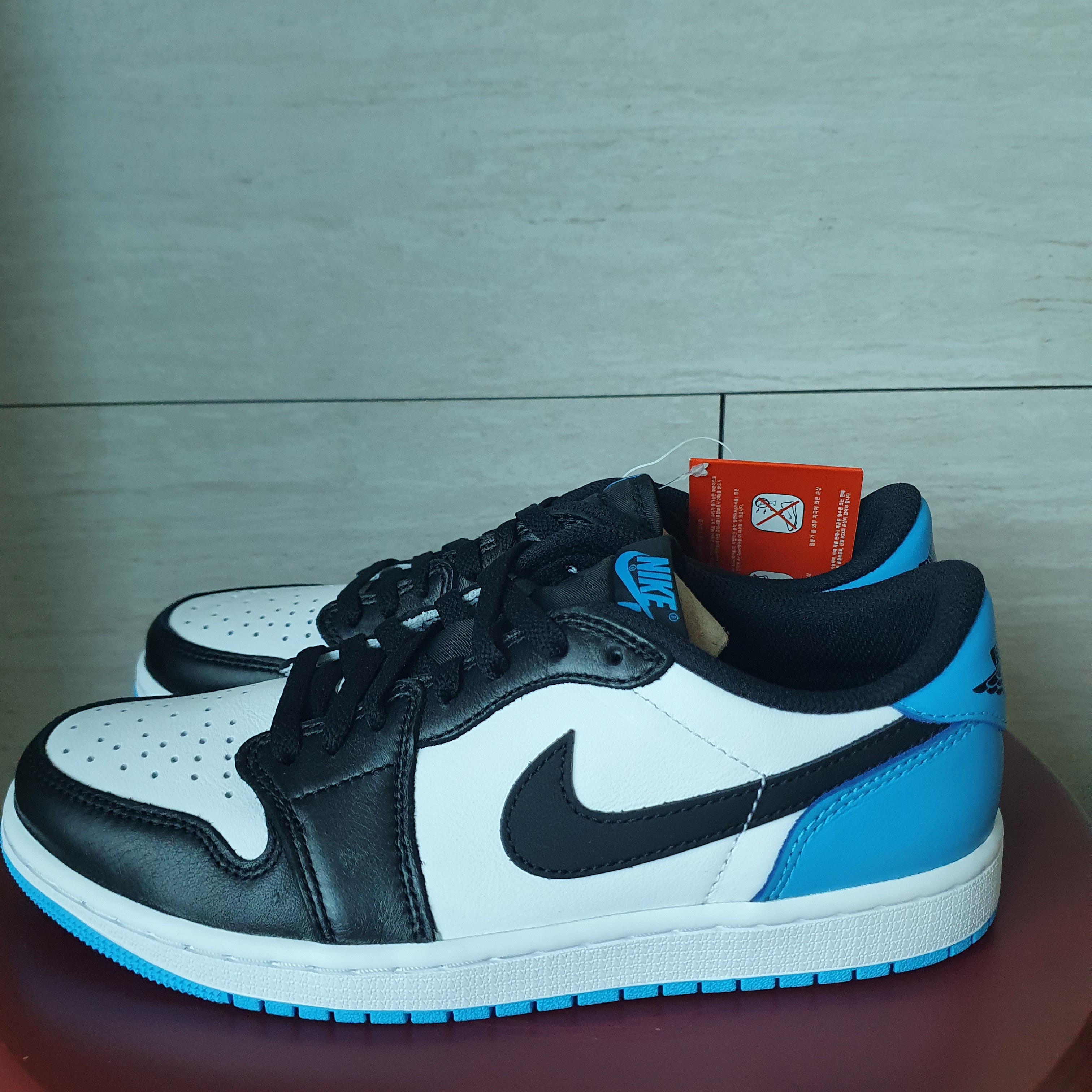 Jordan 1 Retro Low OG Black and Dark Powder Blue 착용 스타일 - 3