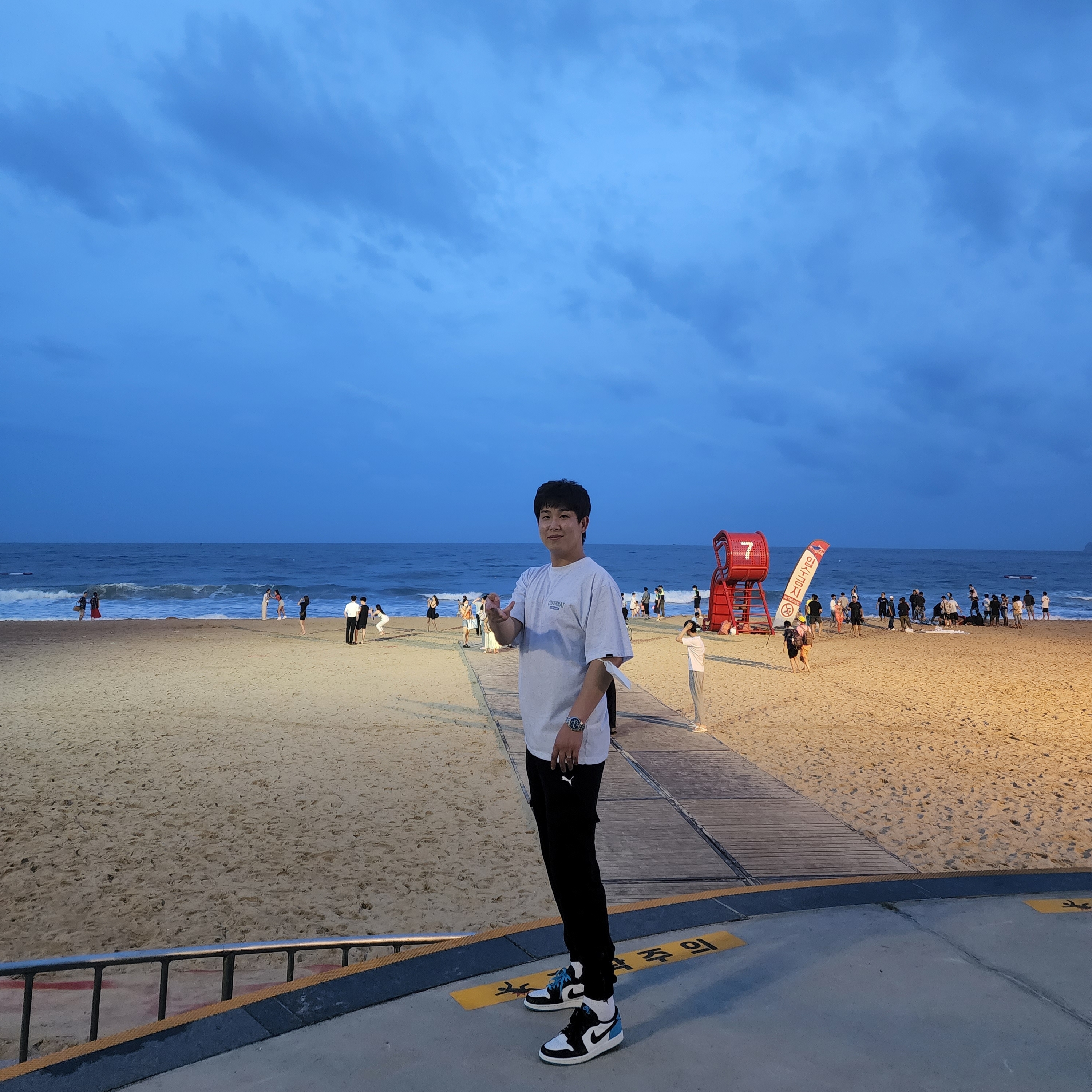 Jordan 1 Retro Low OG Black and Dark Powder Blue 착용 스타일 - 1