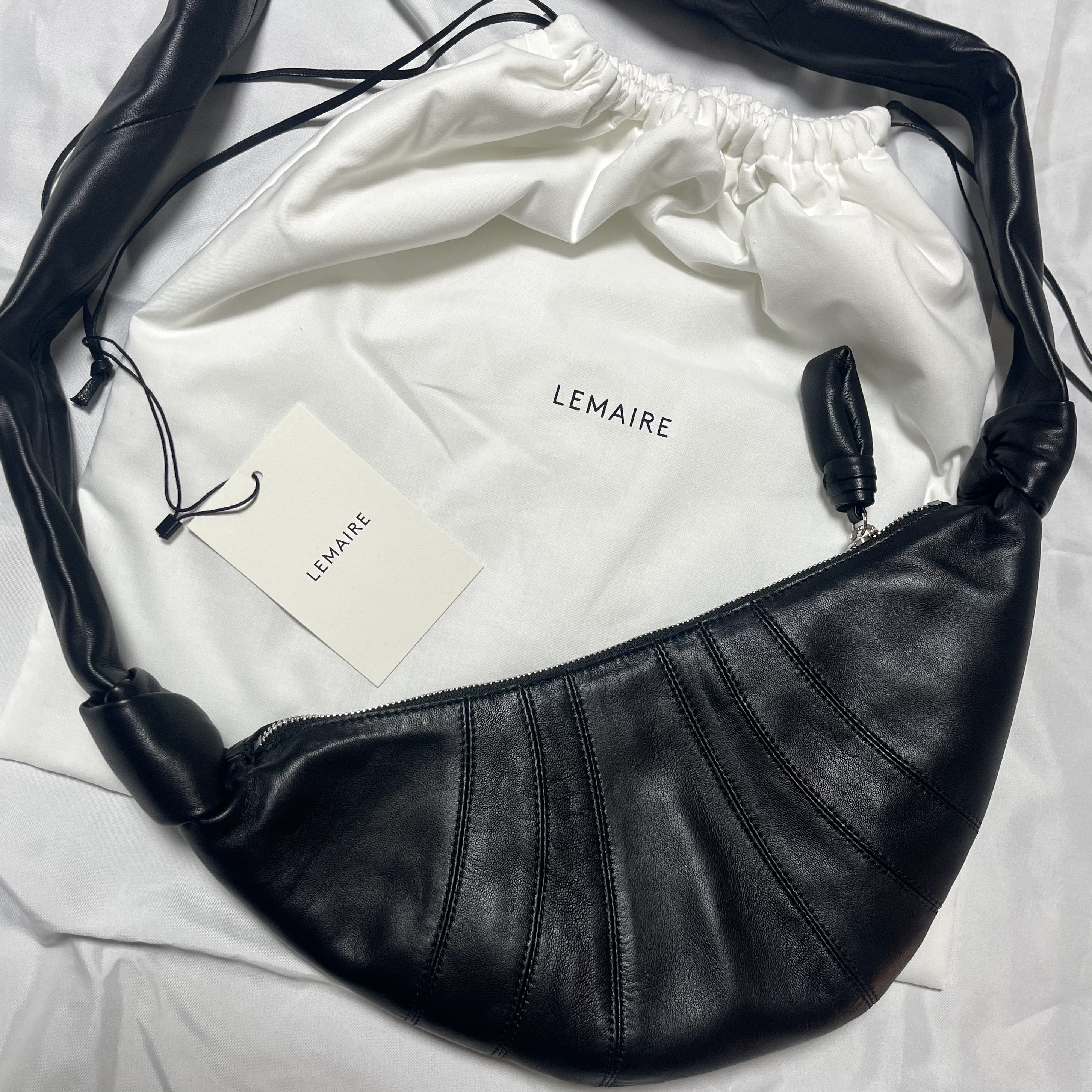 Lemaire Small Croissant Bag Soft Nappa Leather Black 착용 스타일