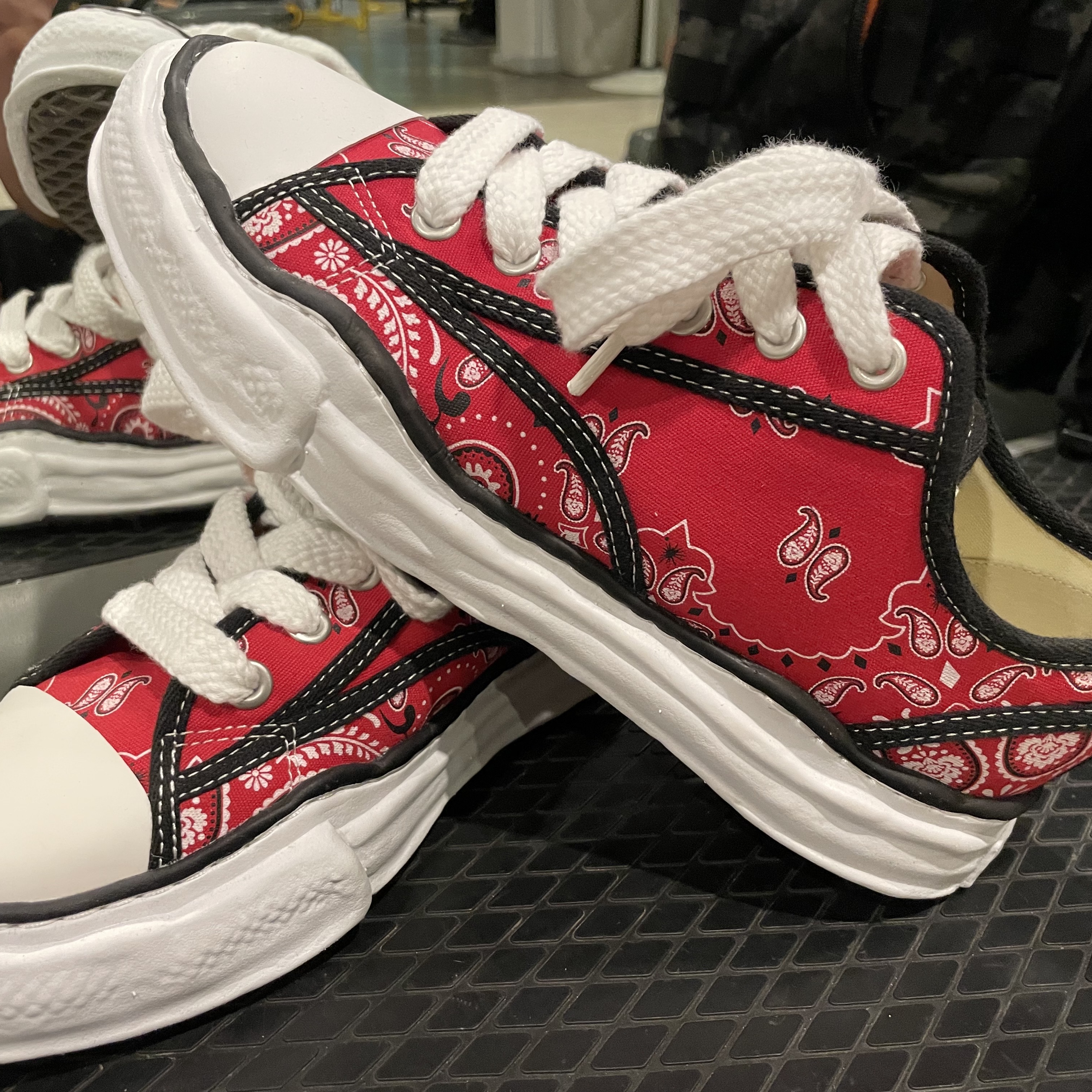 Maison Mihara Yasuhiro Peterson OG Sole Canvas Bandana Low-top Sneakers Red 착용 스타일 - 1