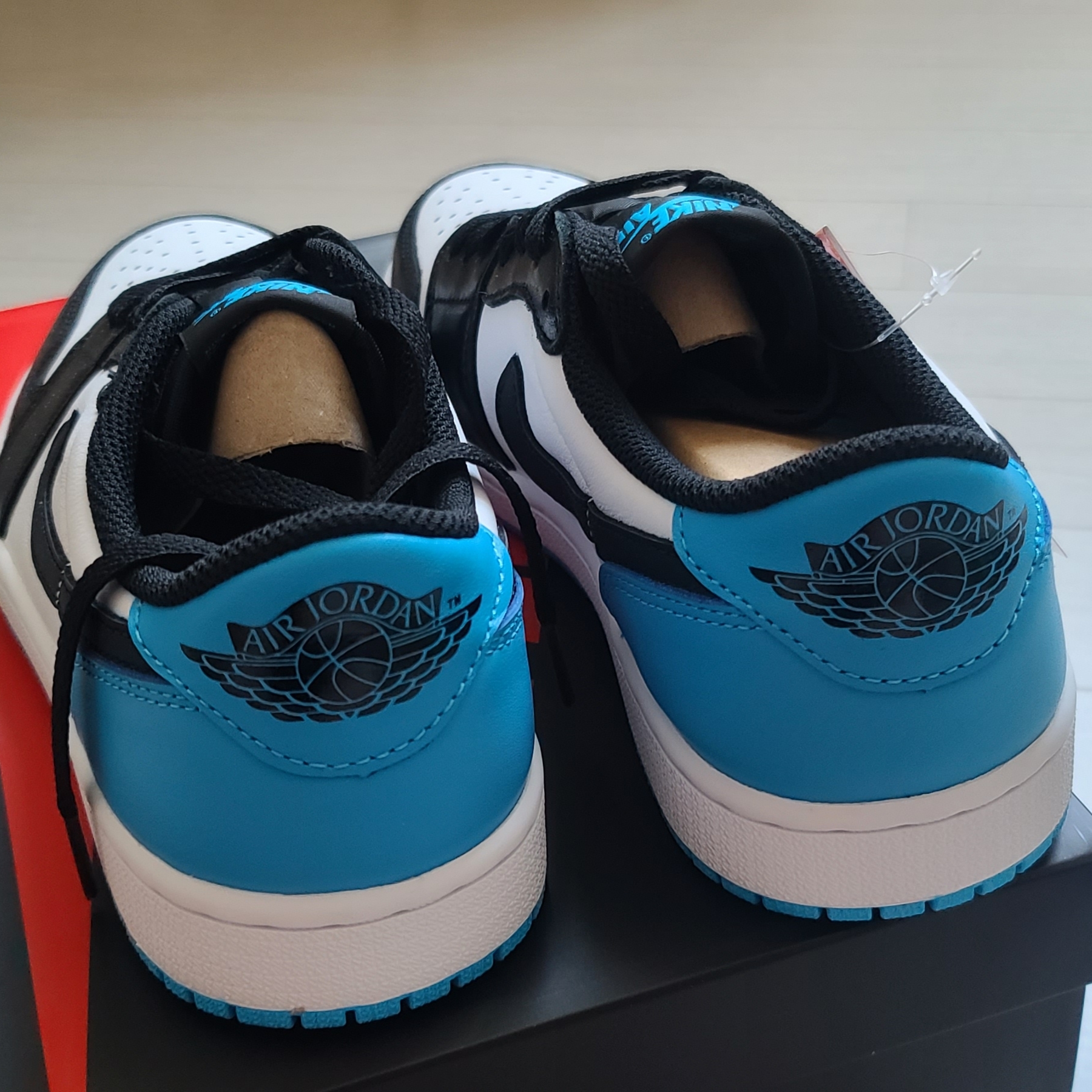 Jordan 1 Retro Low OG Black and Dark Powder Blue 착용 스타일 - 2