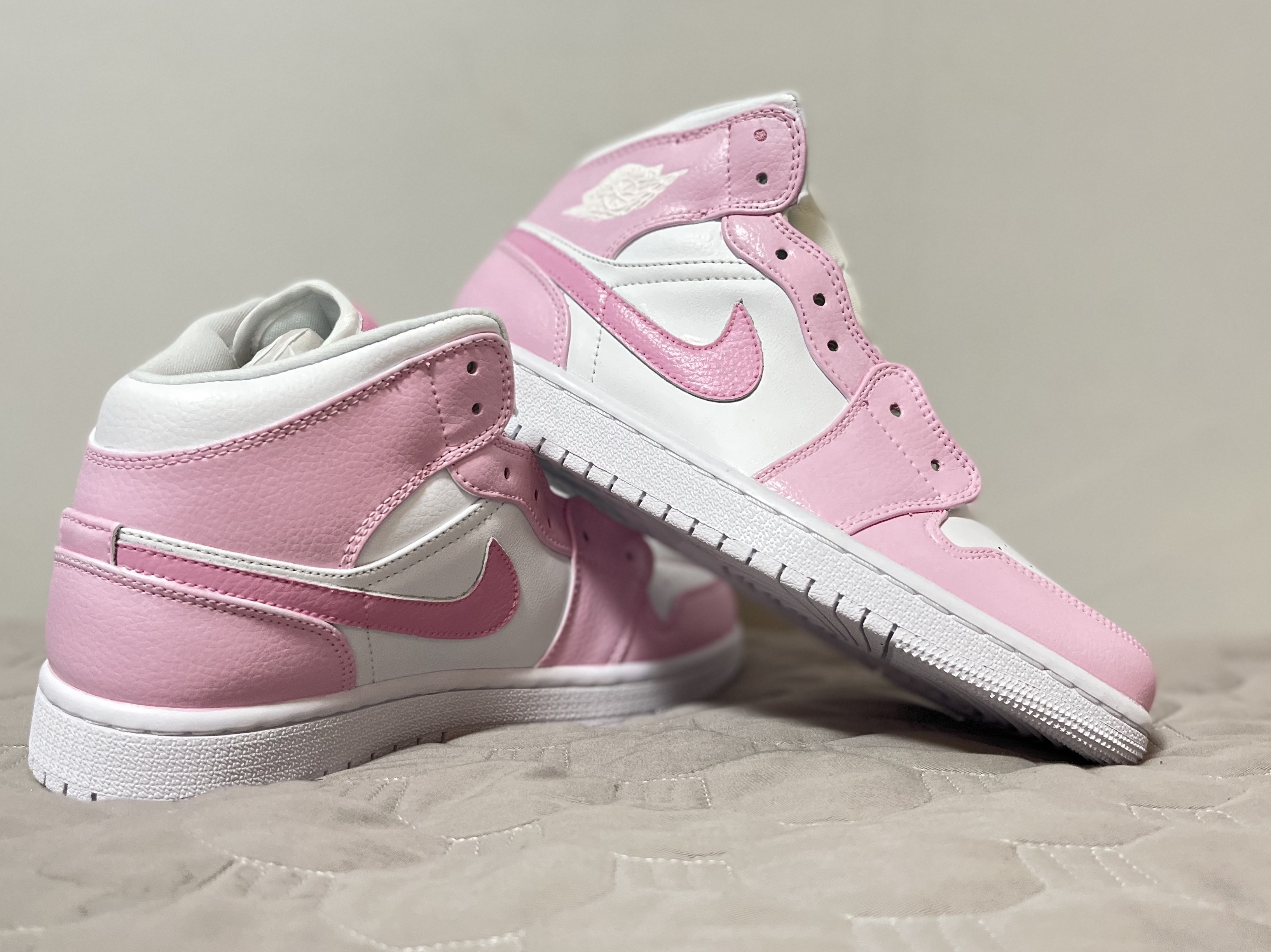 Jordan 1 Mid Triple White, (W) Jordan 1 Mid White Snakeskin 착용 스타일 - 2