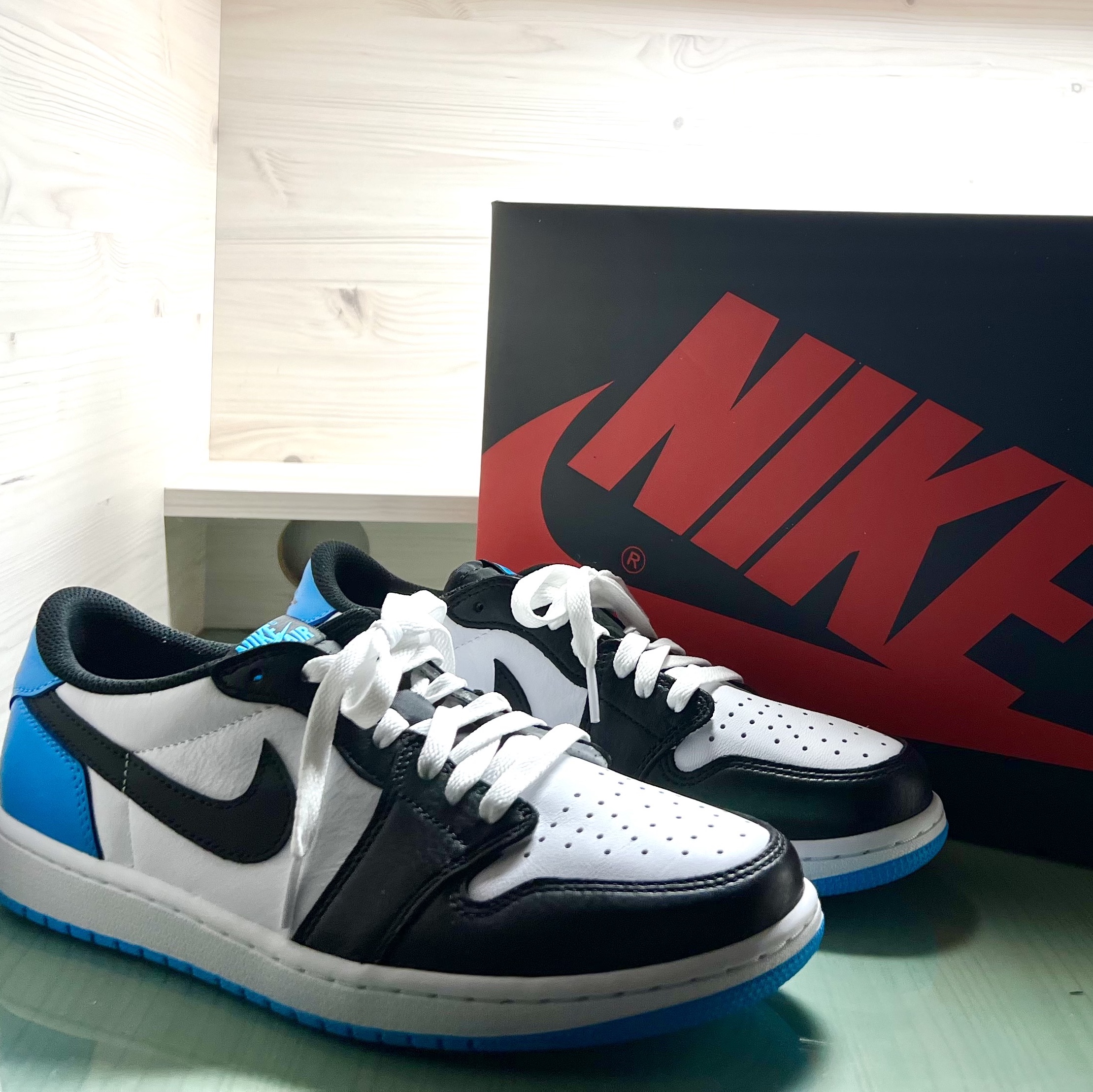 Jordan 1 Retro Low OG Black and Dark Powder Blue 착용 스타일
