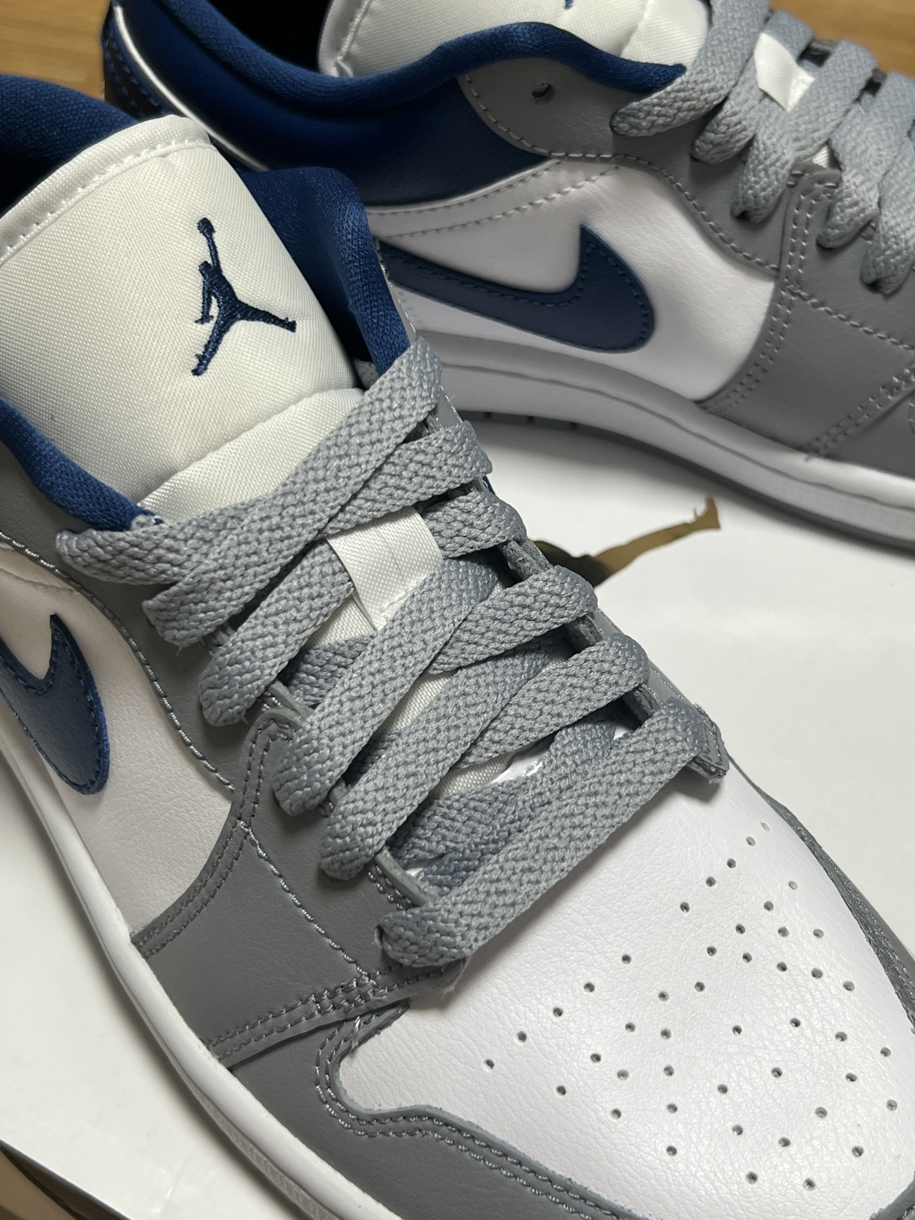 (W) Jordan 1 Low White Grey Blue 착용 스타일 - 1