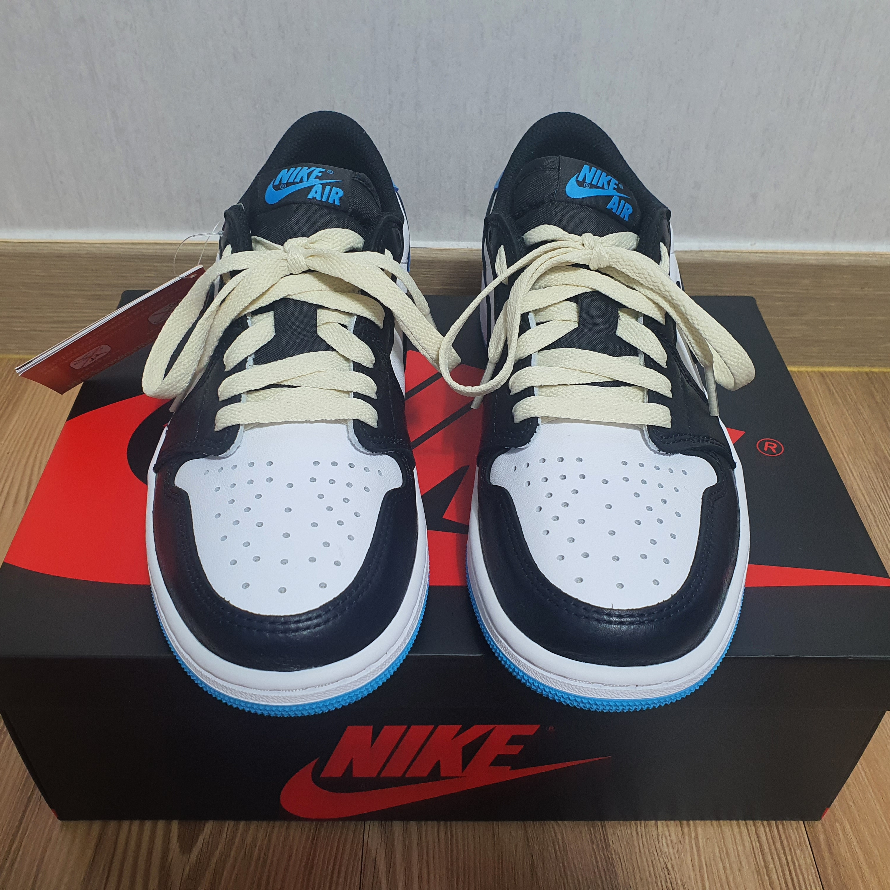 Jordan 1 Retro Low OG Black and Dark Powder Blue 착용 스타일 - 3