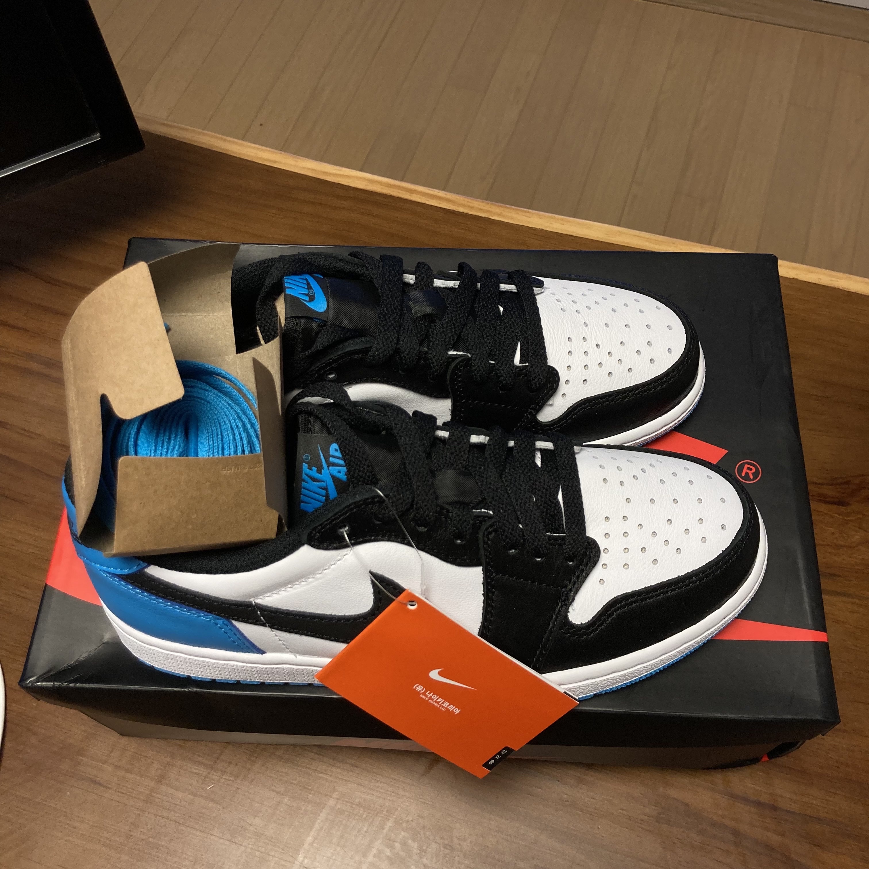 Jordan 1 Retro Low OG Black and Dark Powder Blue 착용 스타일 - 3