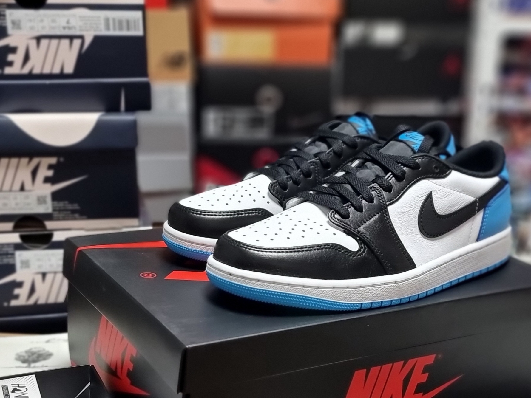 Jordan 1 Retro Low OG Black and Dark Powder Blue 착용 스타일