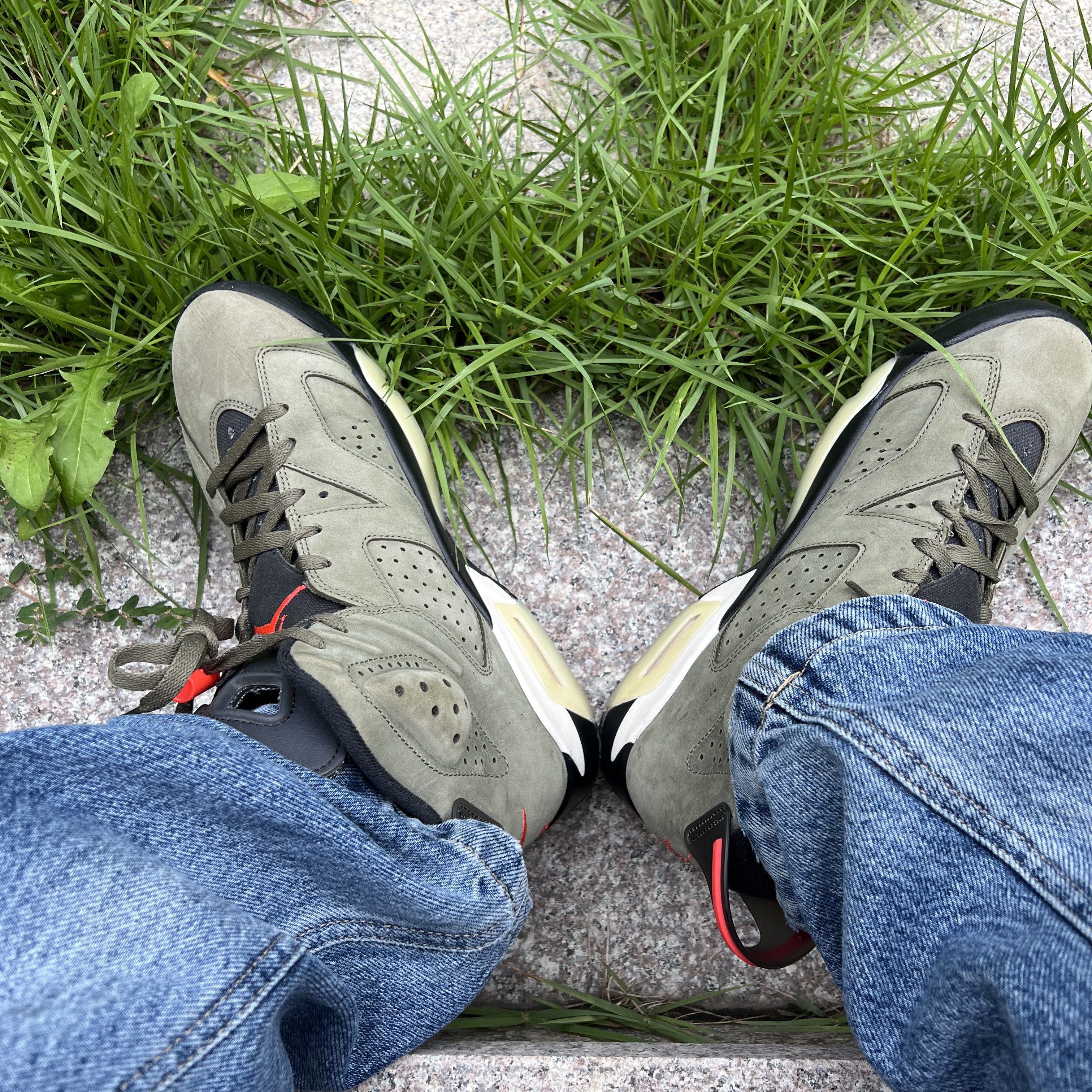 Jordan 6 x Travis Scott Retro Olive 착용 스타일 - 4