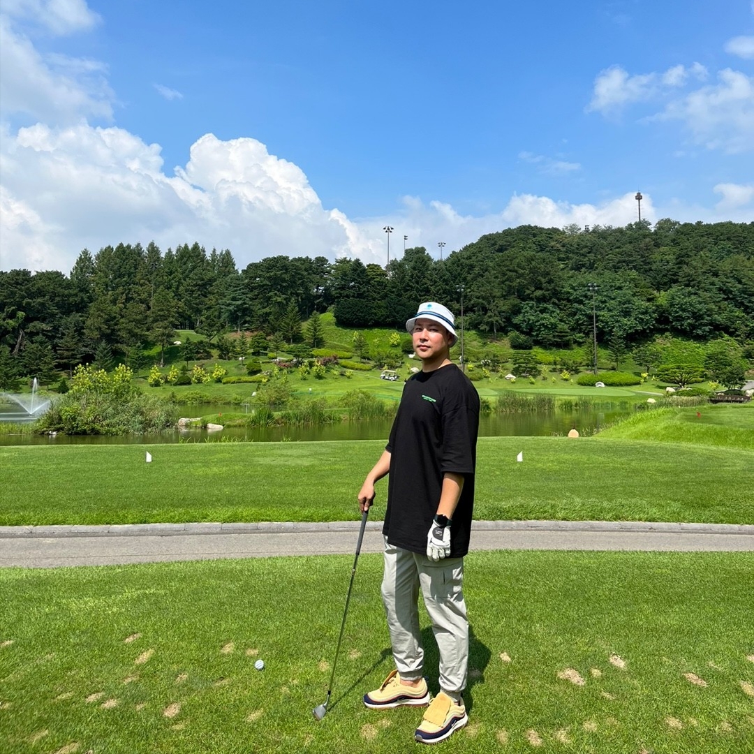 Nike Air Max 97 G NRG Obsidian Gold, G/Fore Circle G's Bucket Hat White 착용 스타일
