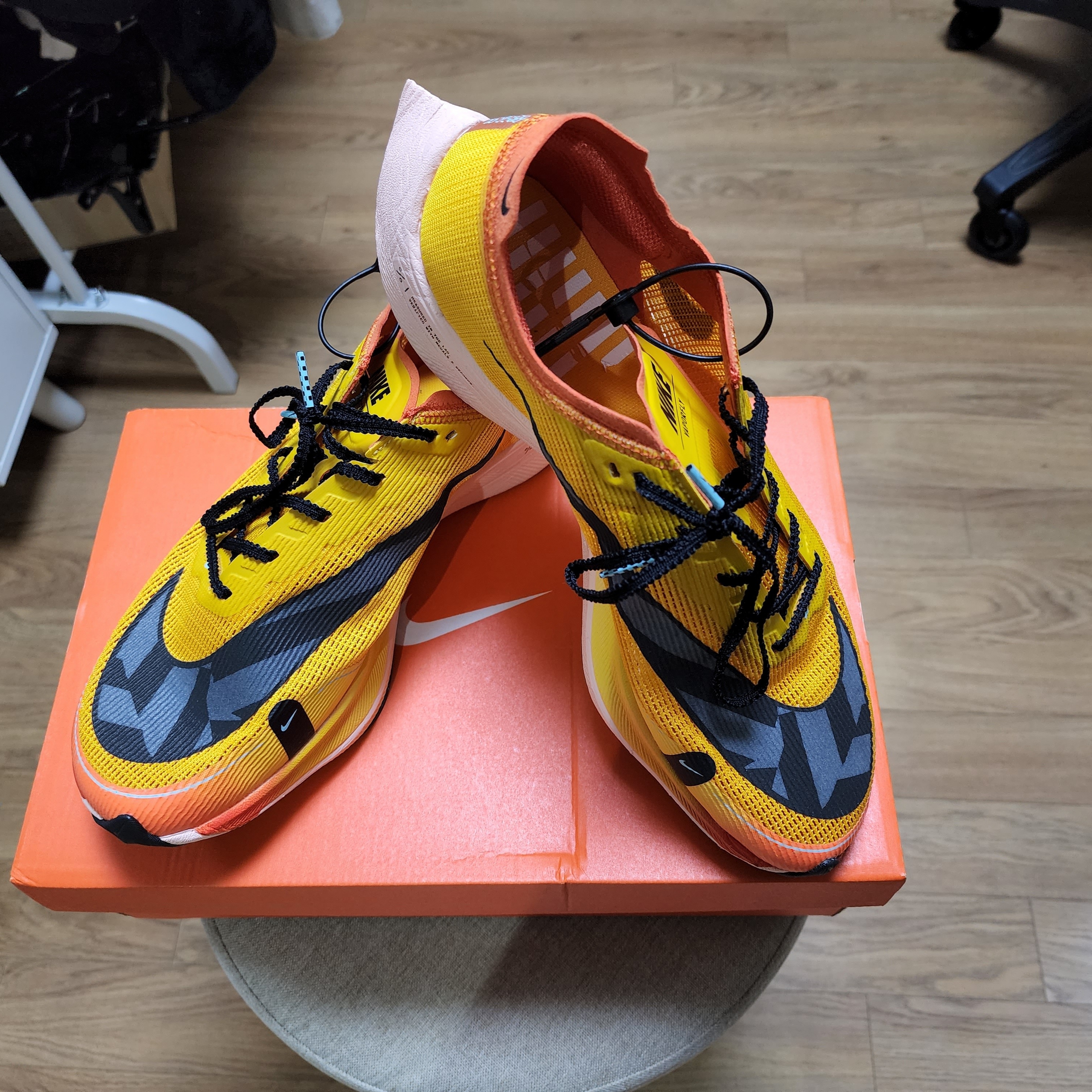 Nike ZoomX Vaporfly Next% 2 University Gold 착용 스타일 - 1