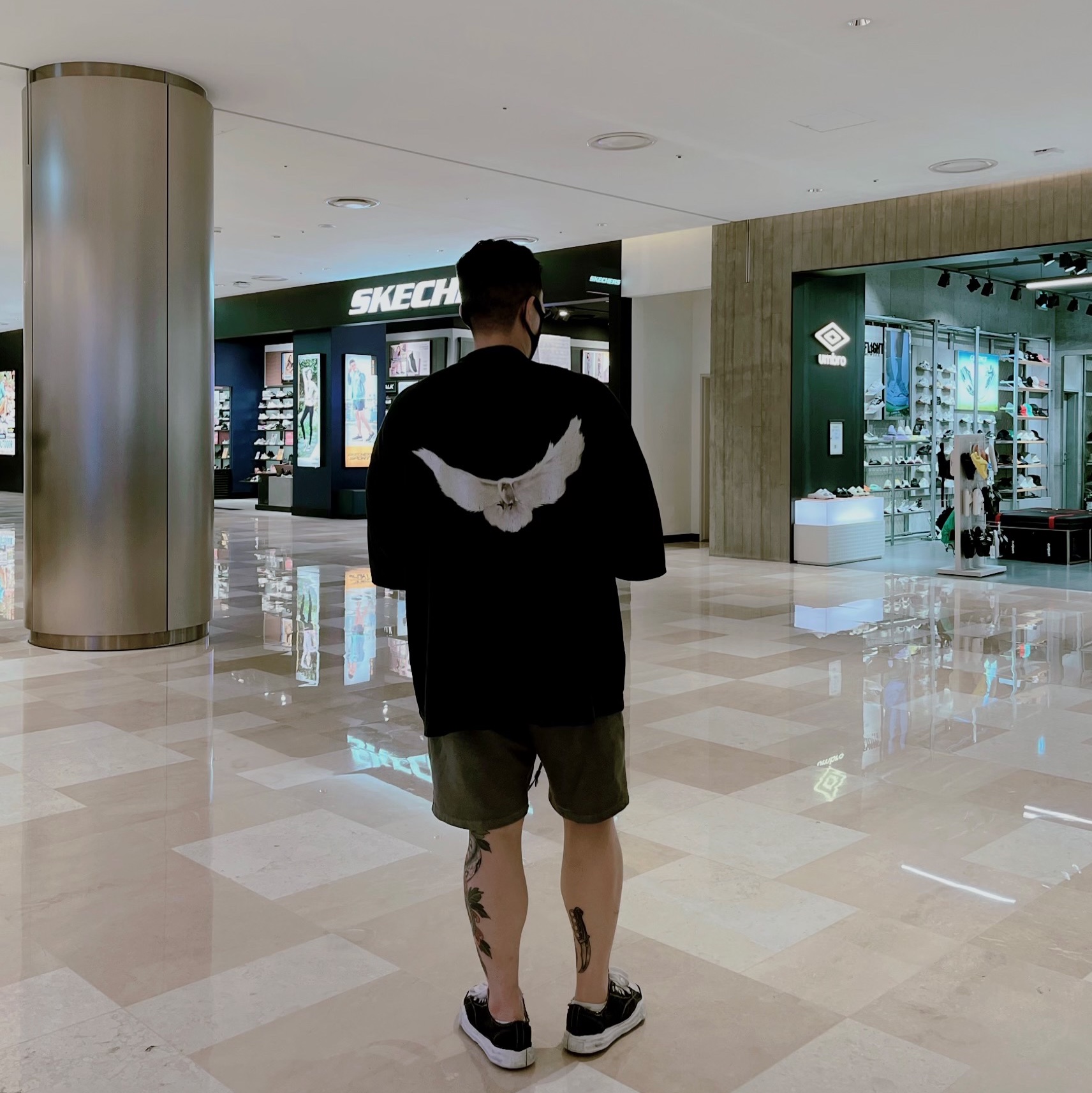 Yeezy Gap Engineered By Balenciaga Dove 3/4 Sleeve T-Shirt Washed Black, Maison Mihara Yasuhiro Peterson OG Sole Canvas Low Sneakers Black 착용 스타일