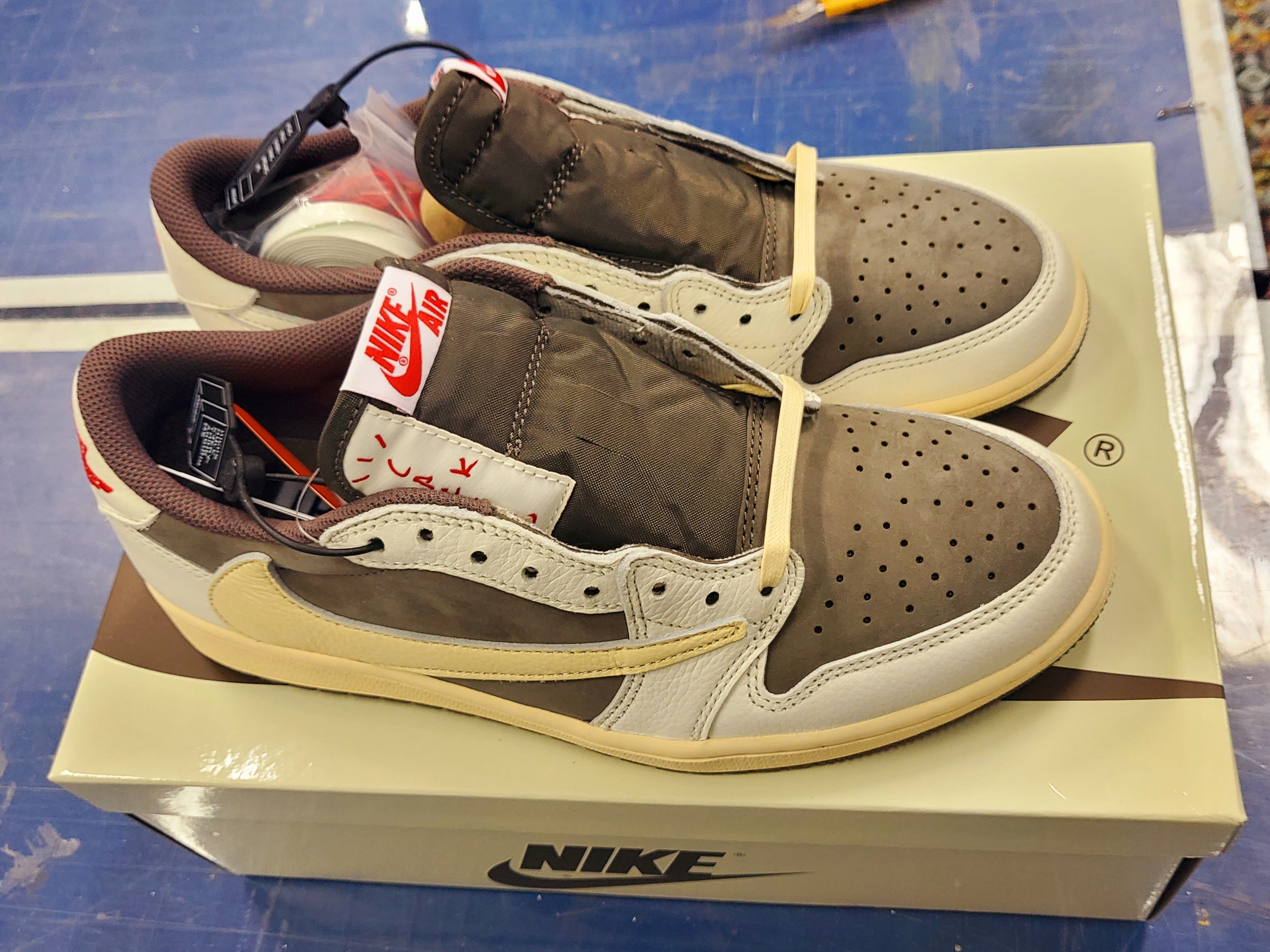 Jordan 1 x Travis Scott Retro Low OG SP Sail and Ridgerock 착용 스타일 - 3