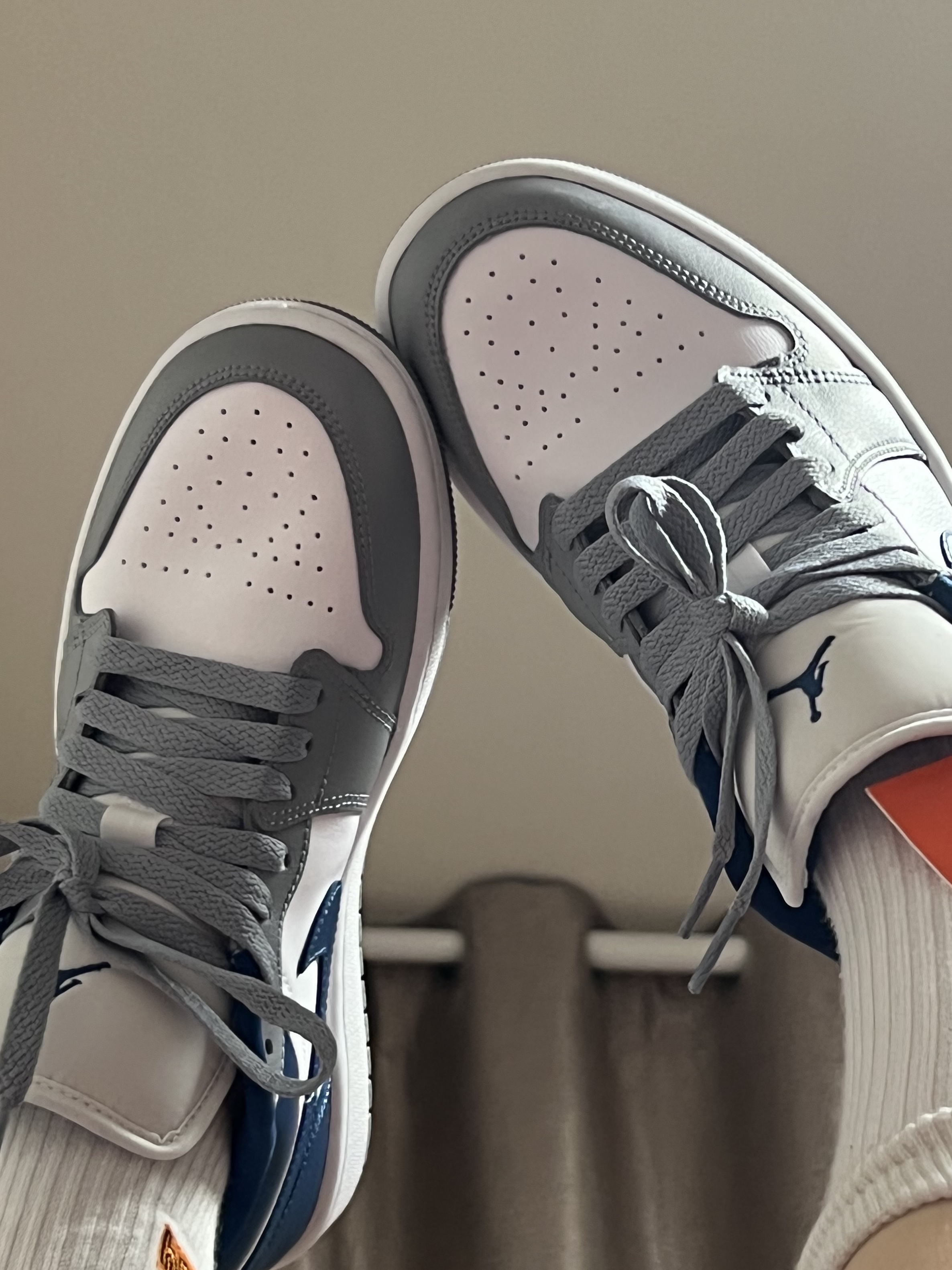 (W) Jordan 1 Low White Grey Blue 착용 스타일 - 2