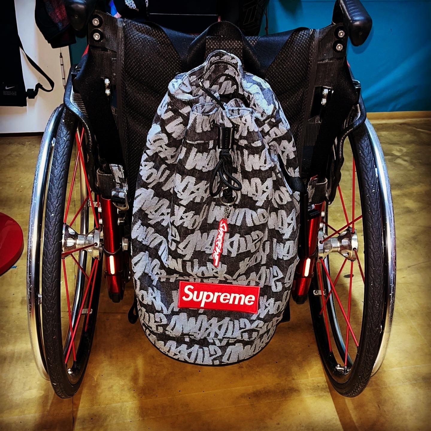 Supreme Fat Tip Jacquard Denim Backpack Black - 22SS, Supreme Futura Logo Keychain Red - 20FW 착용 스타일 - 1