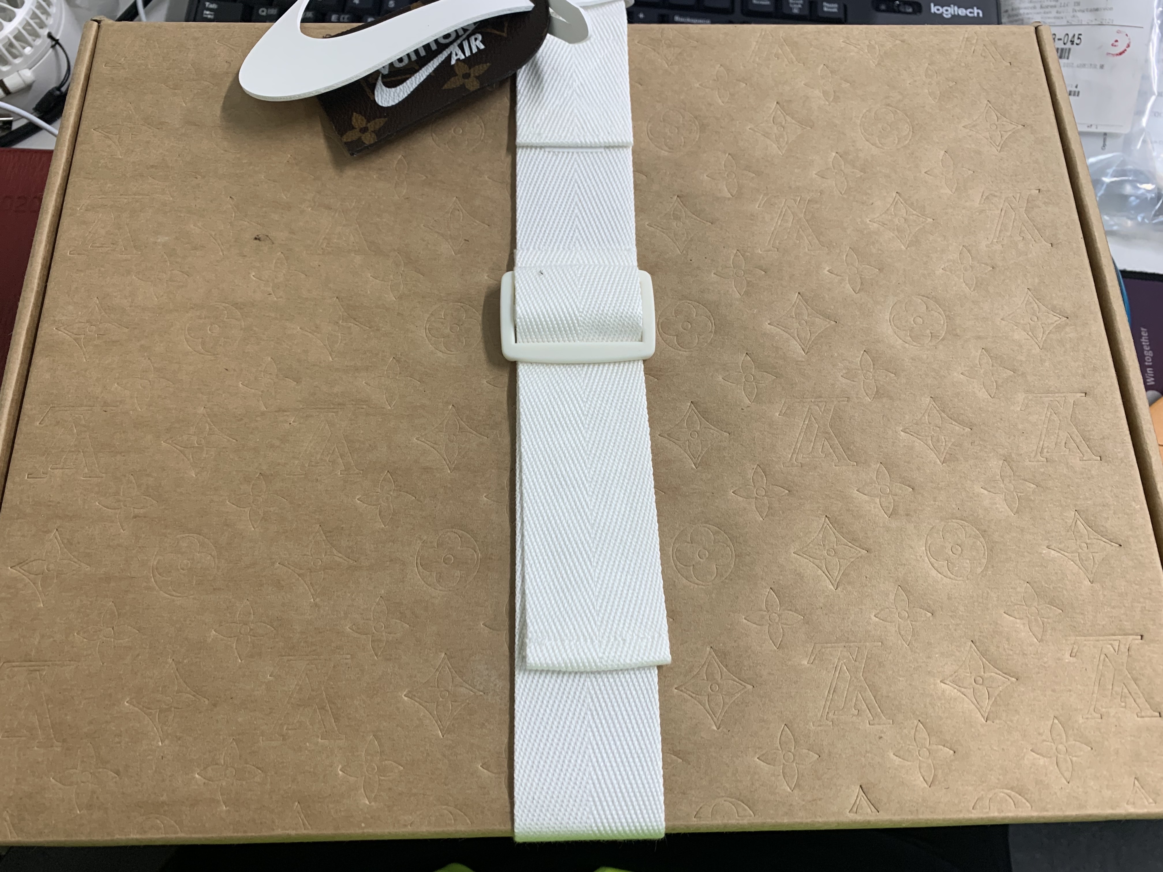 Louis Vuitton x Nike Air Force 1 Low by Virgil Abloh Black 착용 스타일 - 1