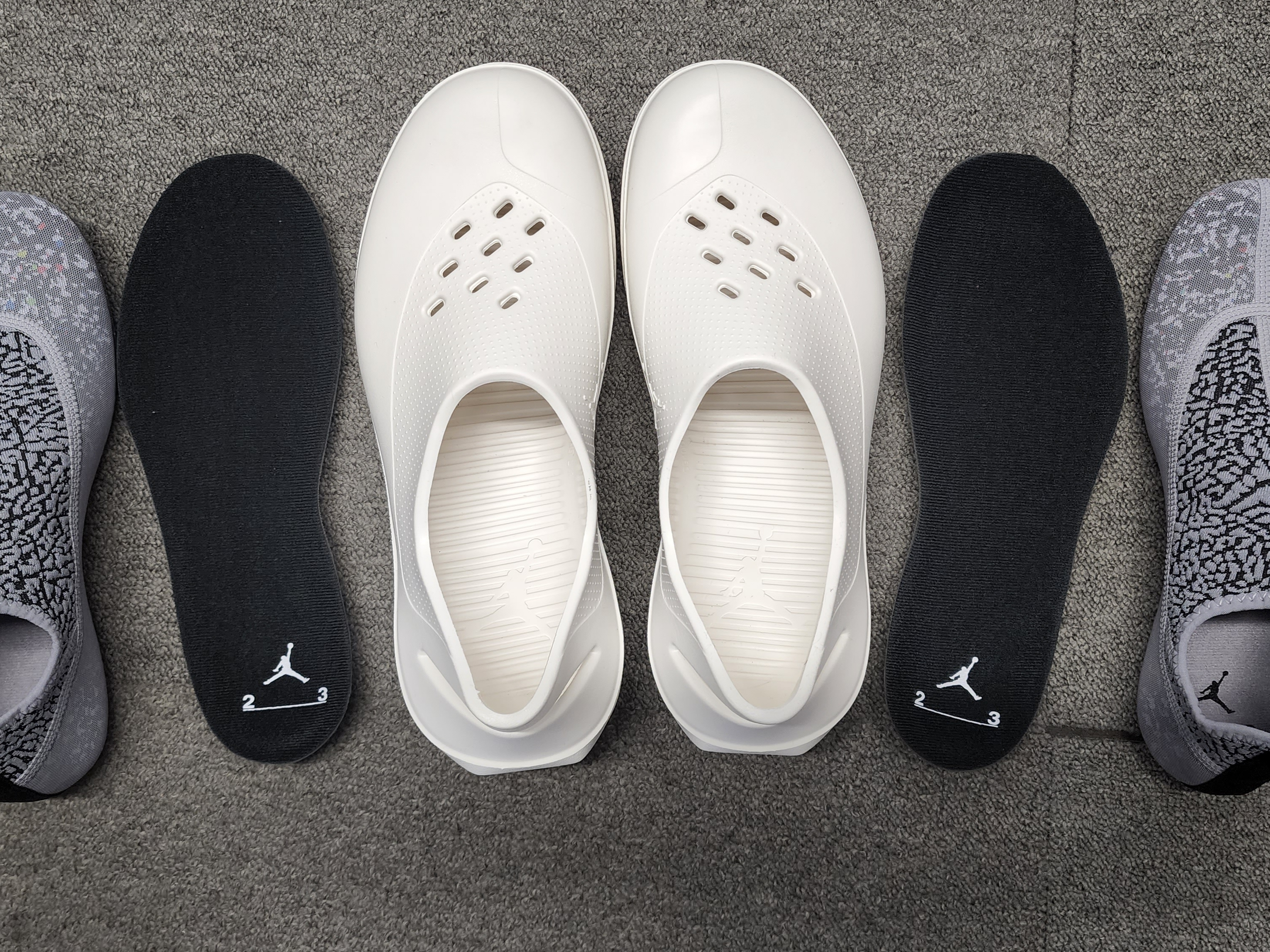 Jordan System .23 Sail and Cement Grey, Jordan 1 Retro Low OG Black and Dark Powder Blue 착용 스타일 - 2