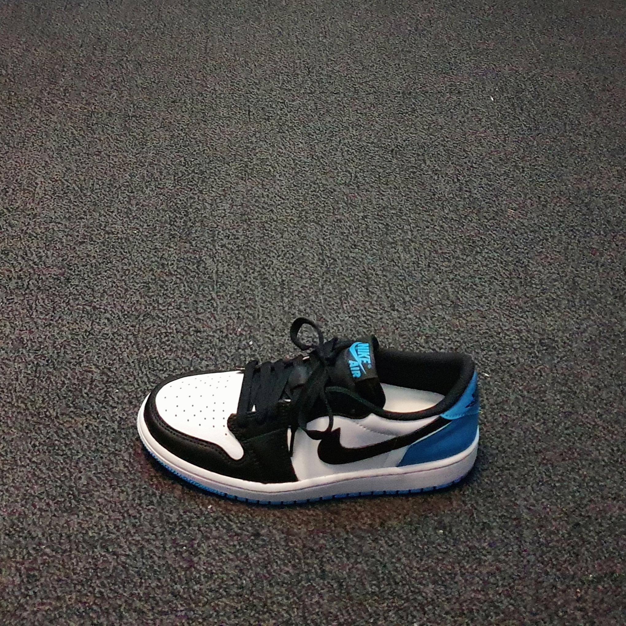 Jordan 1 Retro Low OG Black and Dark Powder Blue 착용 스타일