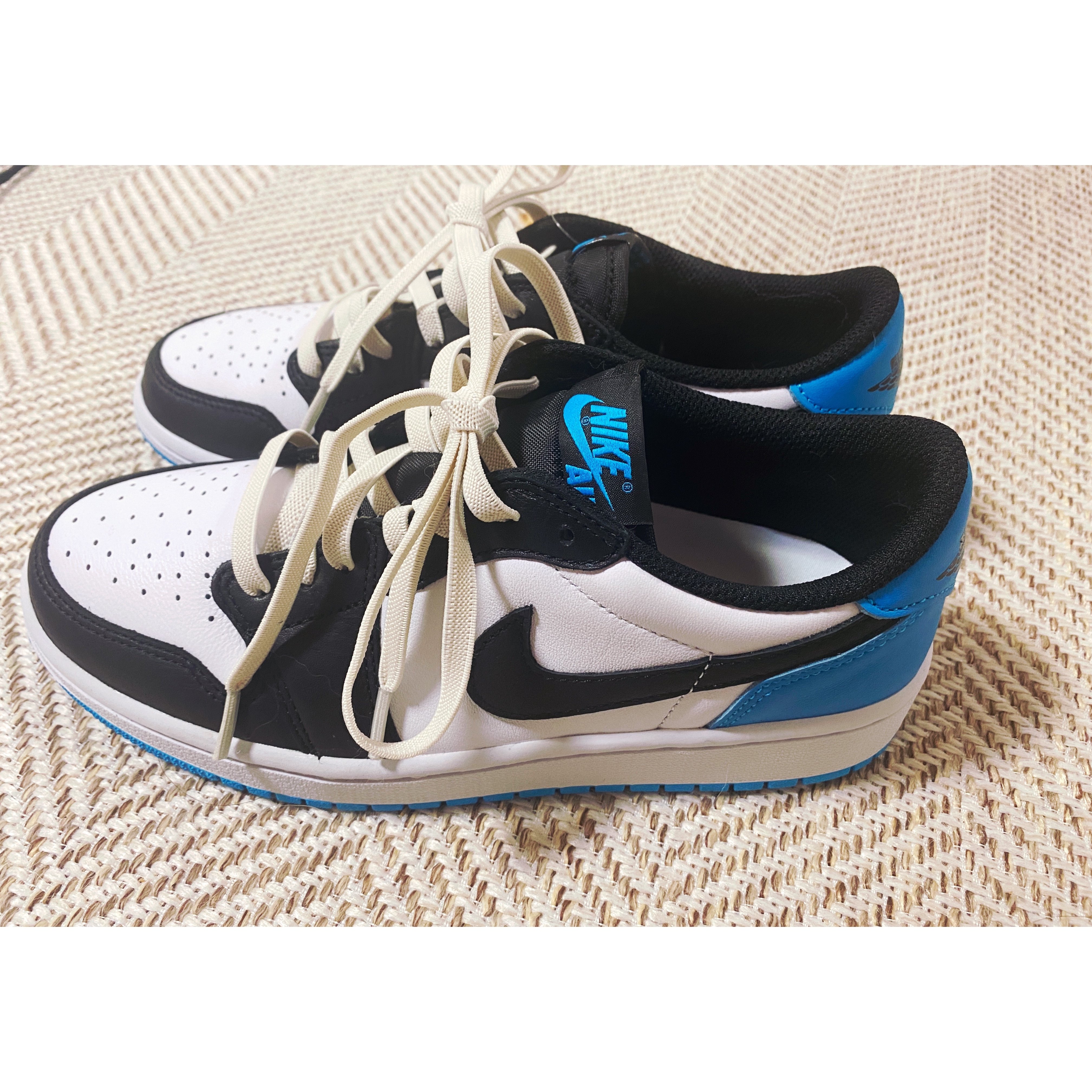 (W) Jordan 1 Retro Low OG Black and Dark Powder Blue, Jordan 1 Retro Low OG Black and Dark Powder Blue 착용 스타일 - 2