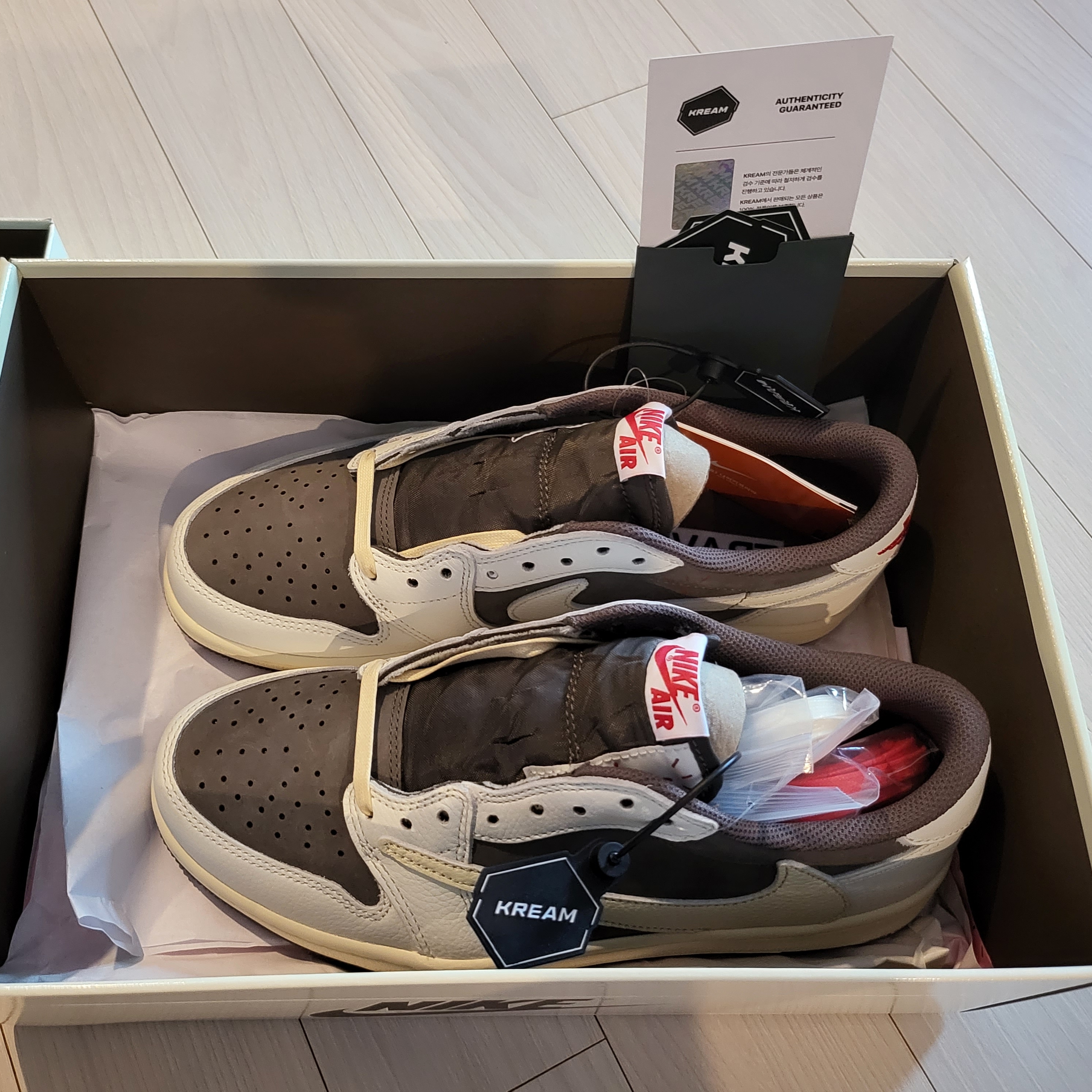Jordan 1 x Travis Scott Retro Low OG SP Sail and Ridgerock 착용 스타일