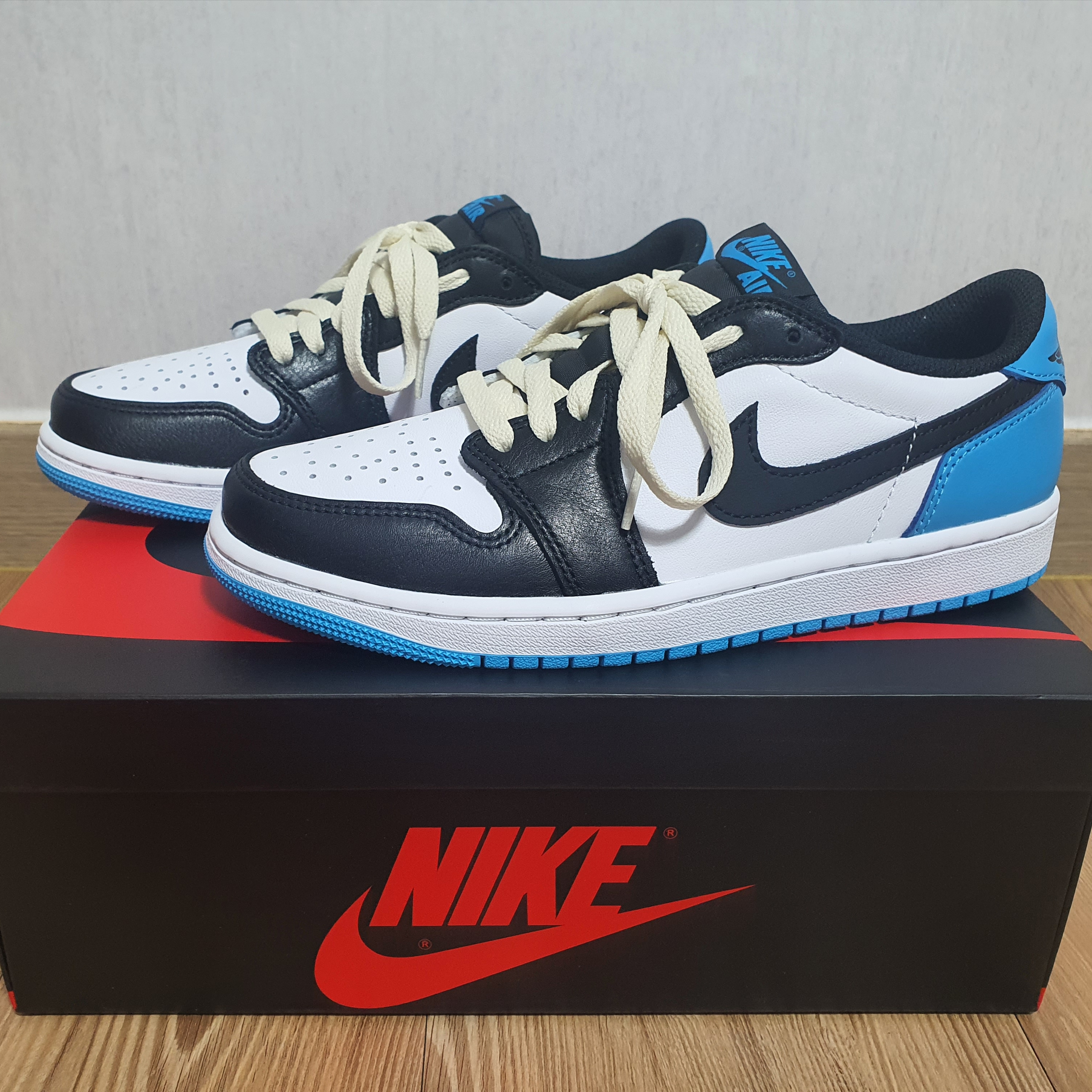 Jordan 1 Retro Low OG Black and Dark Powder Blue 착용 스타일 - 5