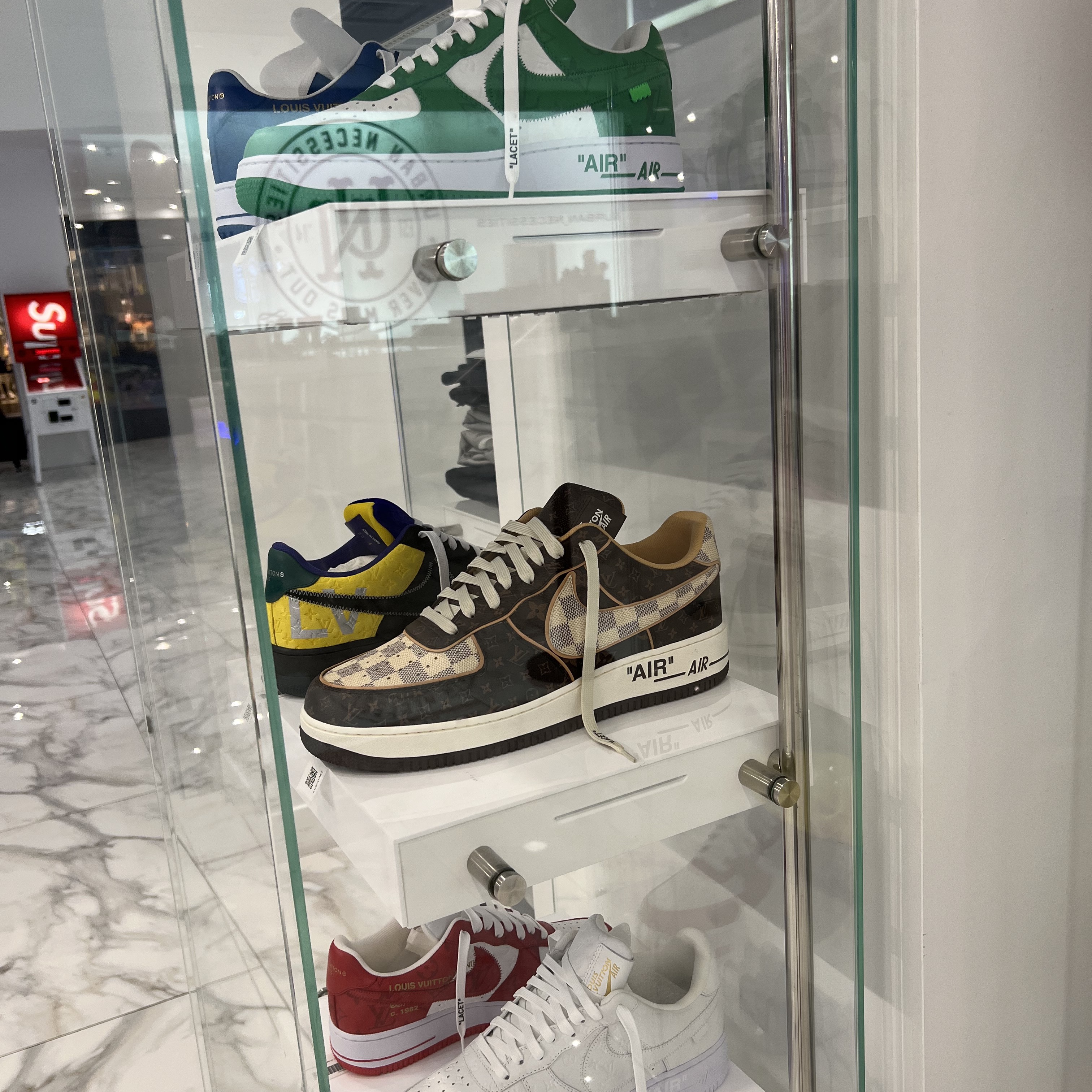 Louis Vuitton x Nike Air Force 1 Low by Virgil Abloh Monogram Brown Damier Azur & Pilot Case Taurillon Monogram Leather, Louis Vuitton x Nike Air Force 1 Low by Virgil Abloh White 착용 스타일 - 5