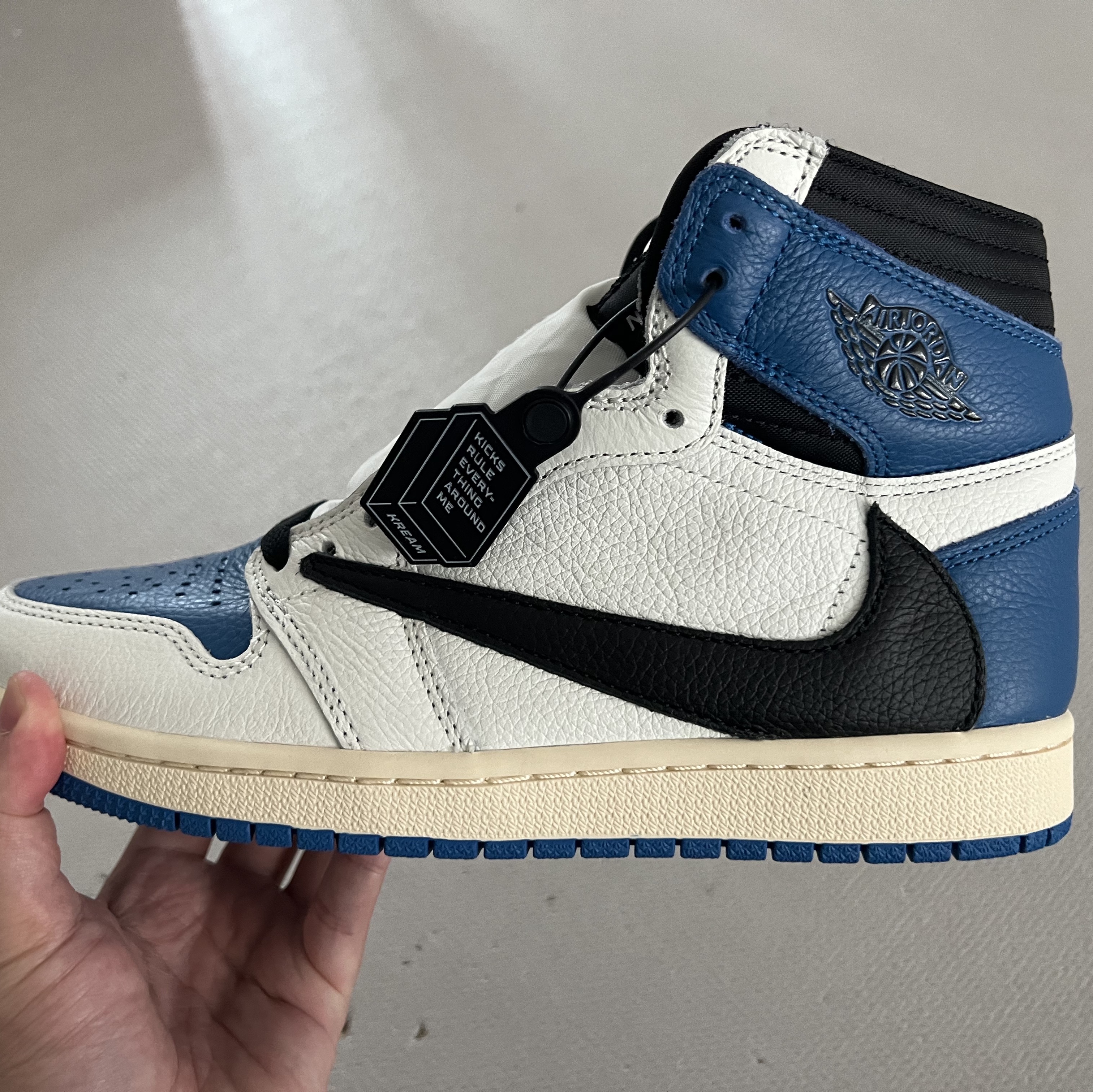 Jordan 1 x Travis Scott x Fragment Retro High OG SP Military Blue 착용 스타일 - 4