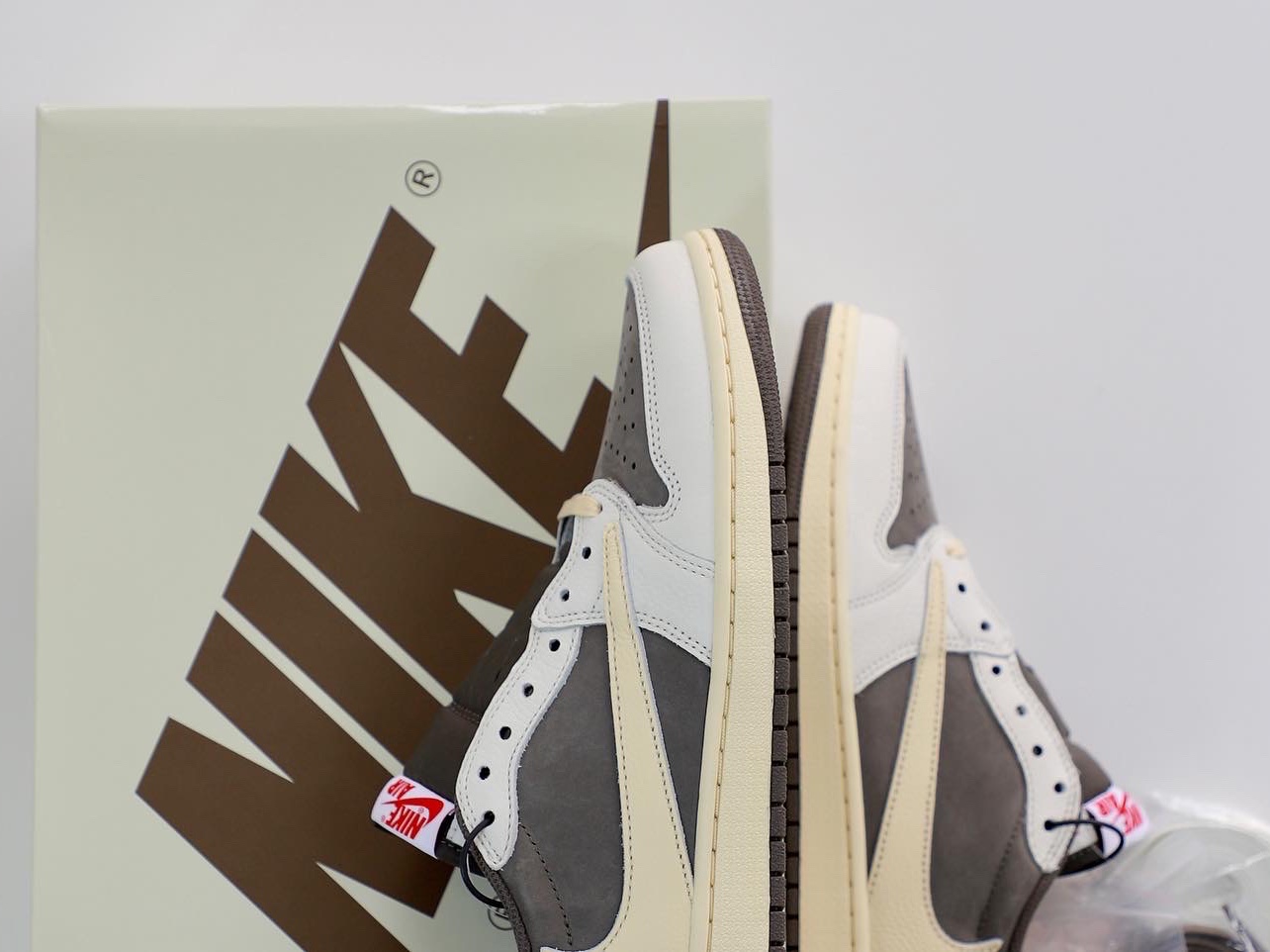 Jordan 1 x Travis Scott Retro Low OG SP Sail and Ridgerock 착용 스타일 - 3