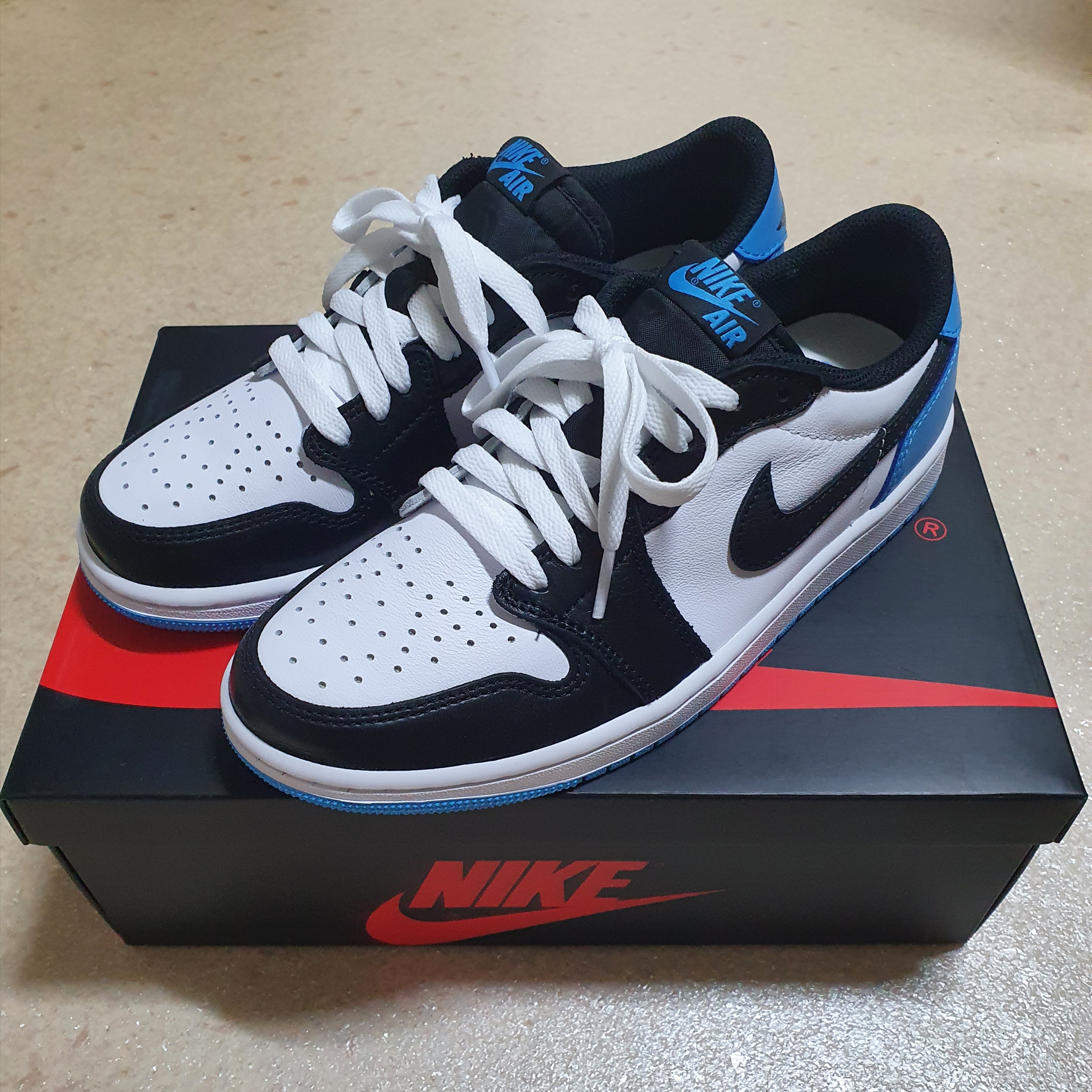 Jordan 1 Retro Low OG Black and Dark Powder Blue 착용 스타일