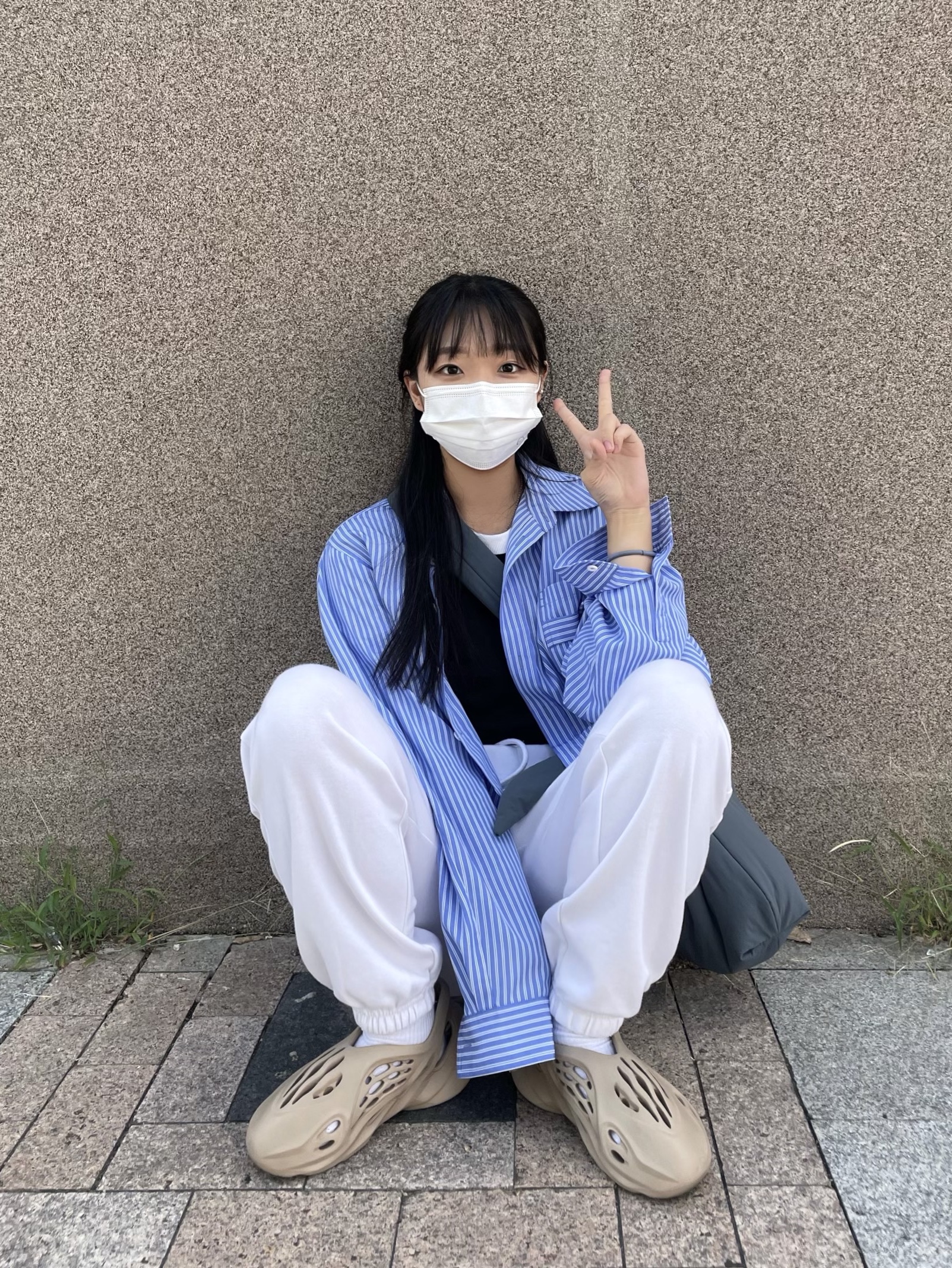 Adidas Yeezy Foam RNNR Mist 착용 스타일 - 2