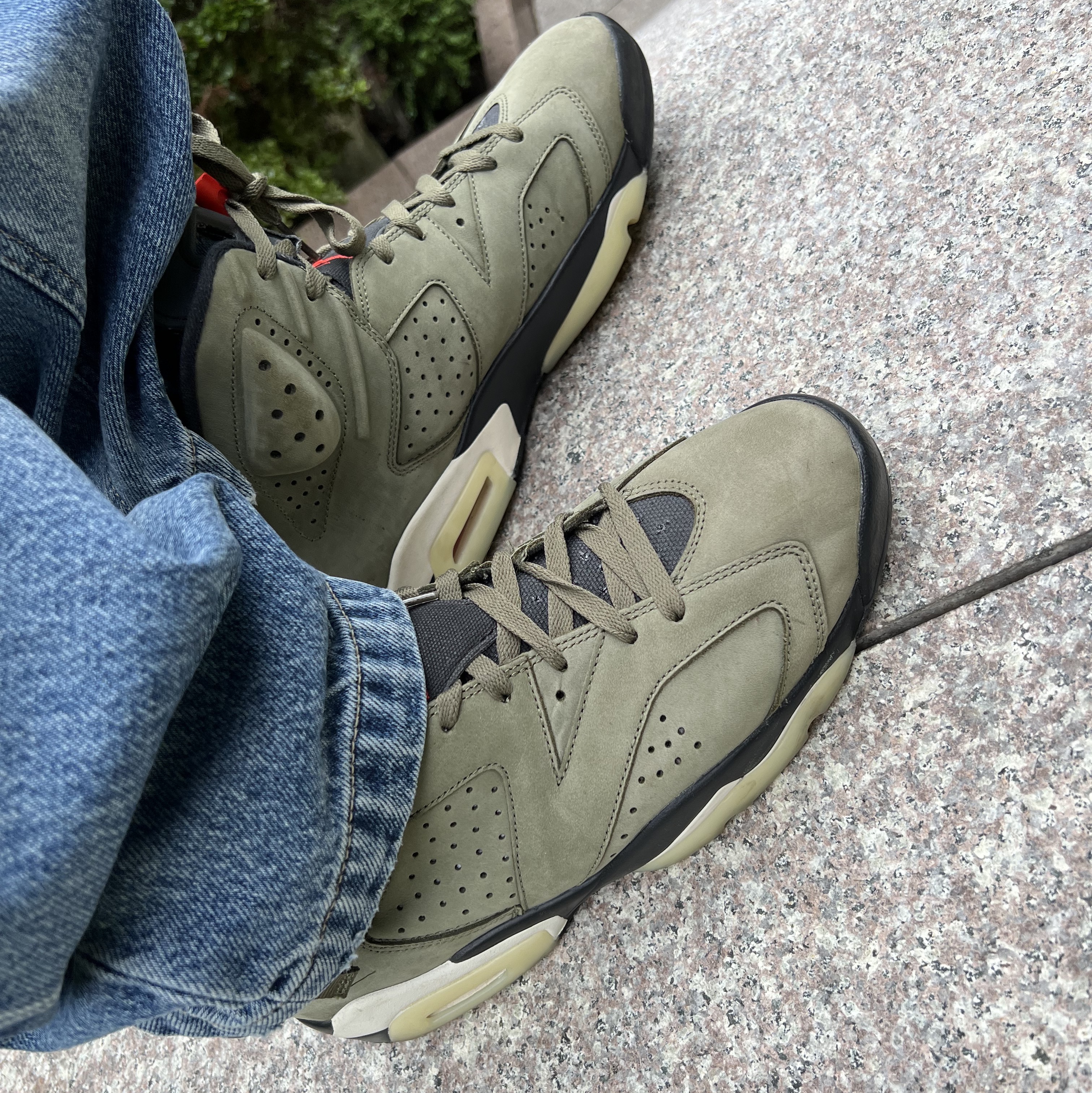 Jordan 6 x Travis Scott Retro Olive 착용 스타일 - 3