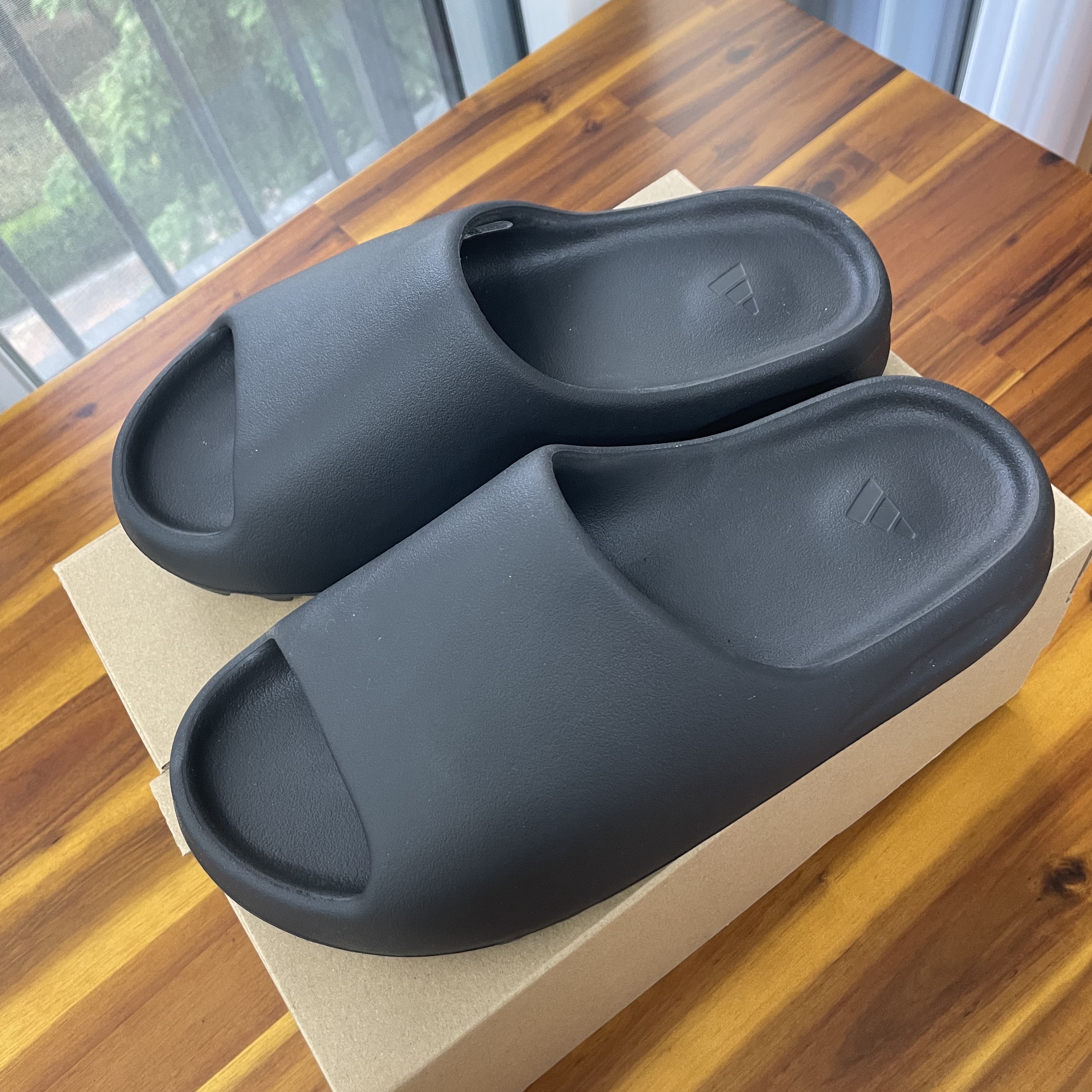 Adidas Yeezy Slide Onyx 착용 스타일 - 2