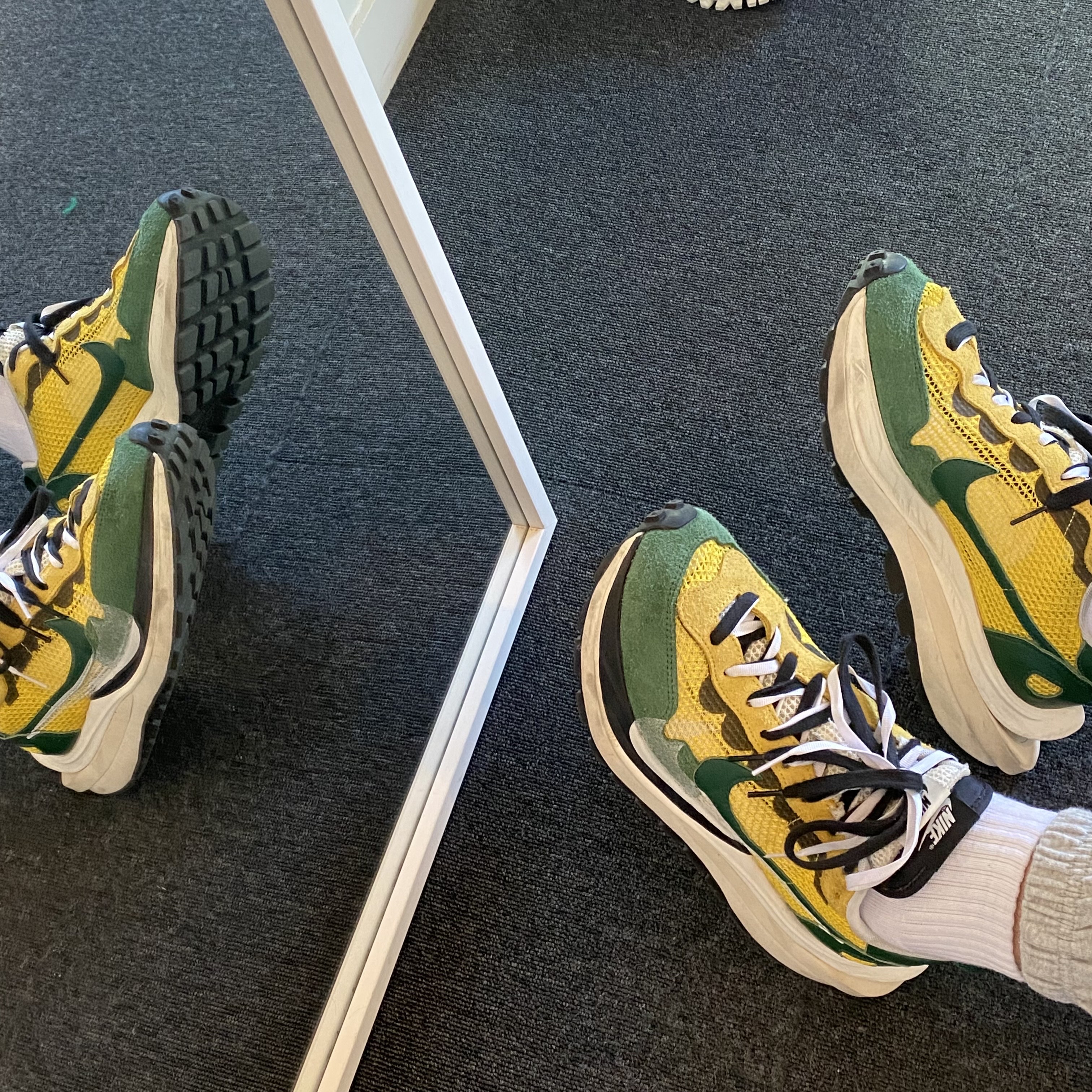 Nike x Sacai VaporWaffle Tour Yellow & Gorge Green Sail 착용 스타일