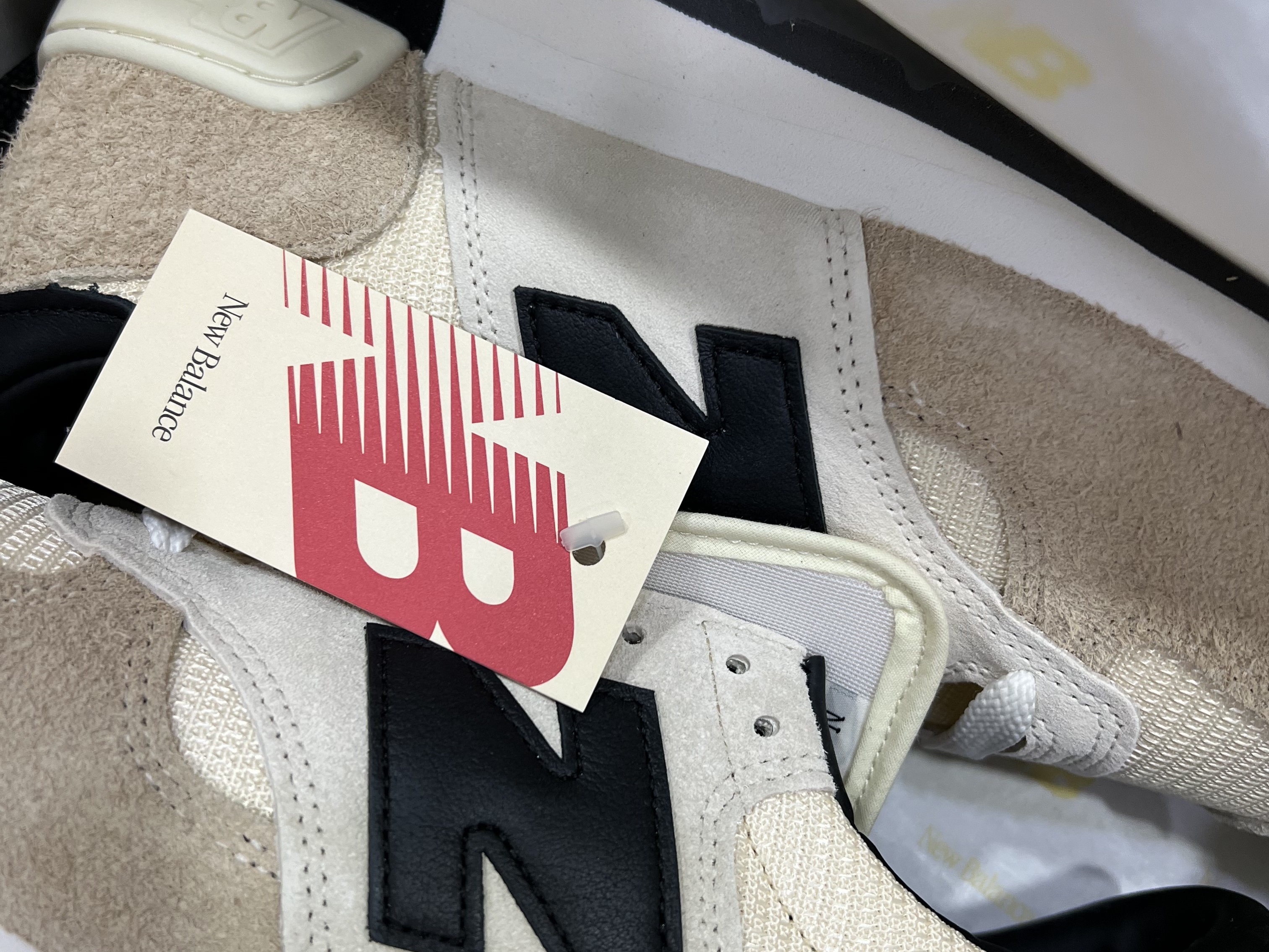New Balance 990v1 Made in USA Incense Macadamia Nut 착용 스타일 - 1