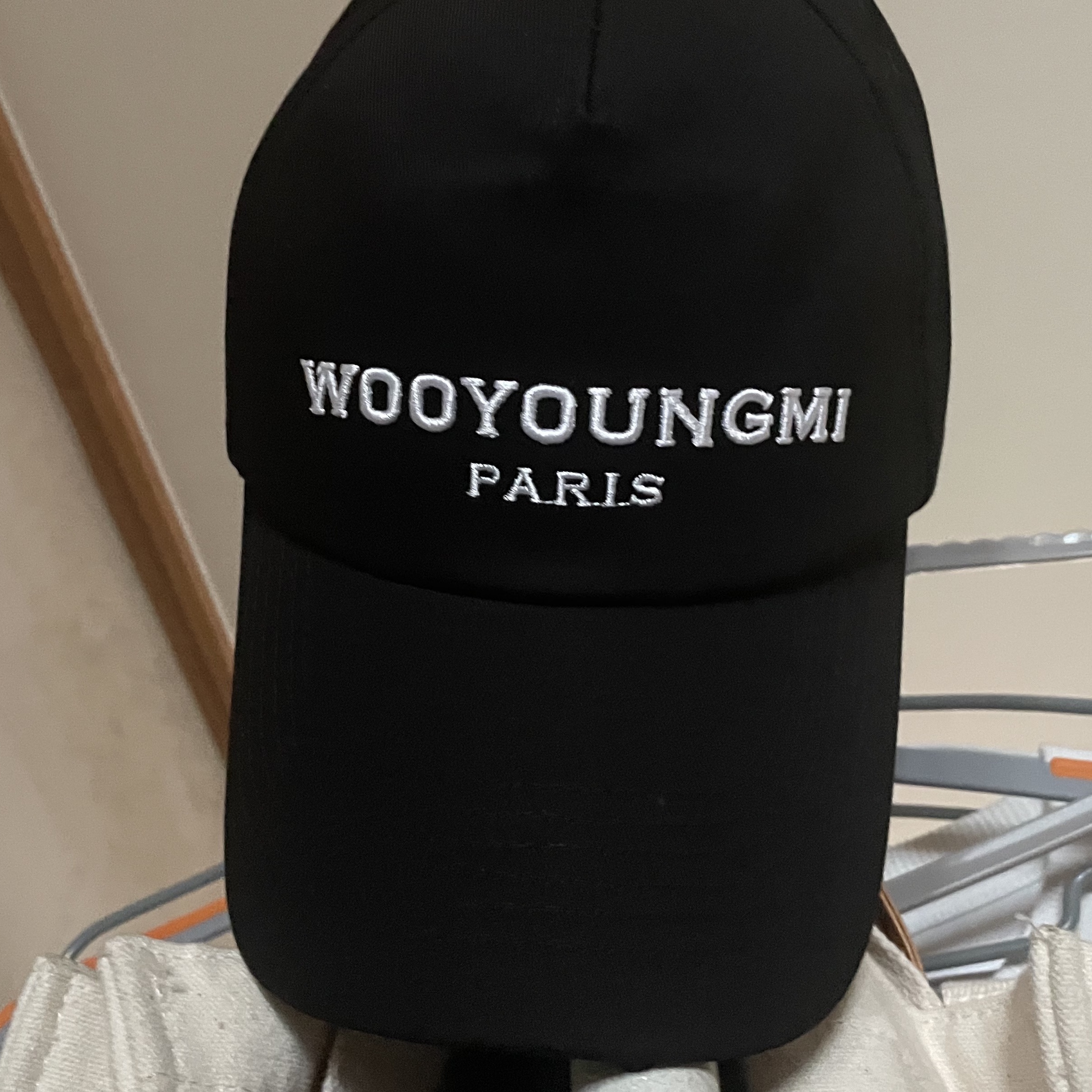 Wooyoungmi White Embroidered Logo Ball Cap Black 착용 스타일