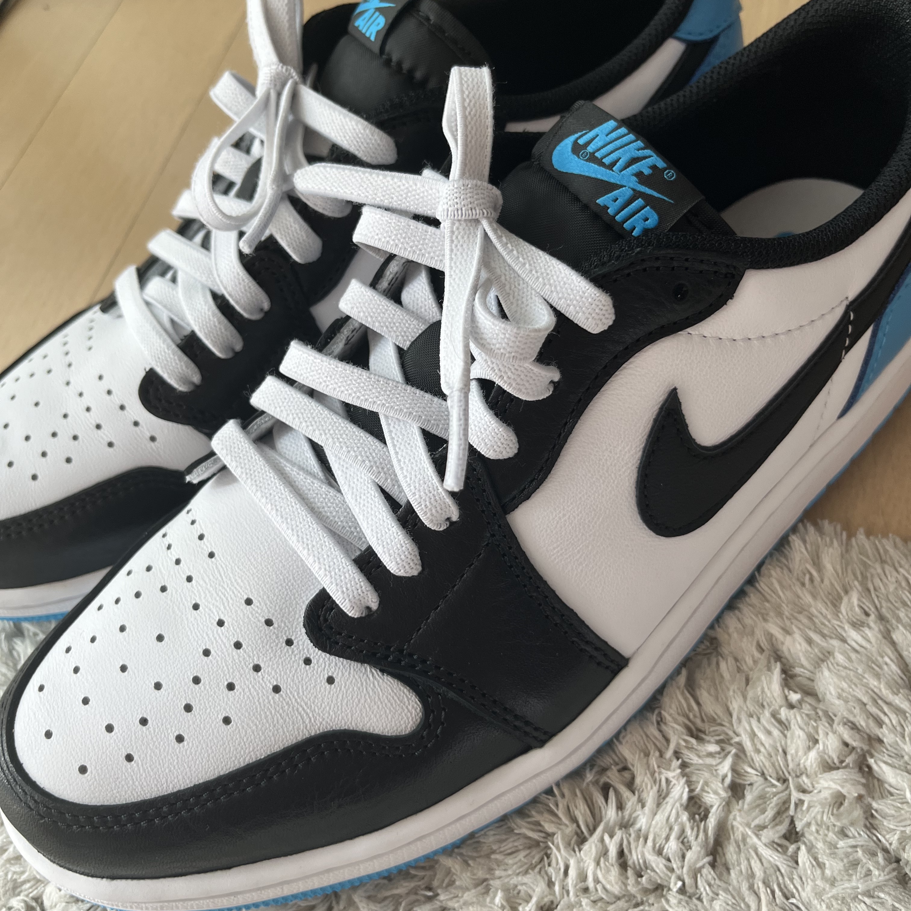 Jordan 1 Retro Low OG Black and Dark Powder Blue 착용 스타일