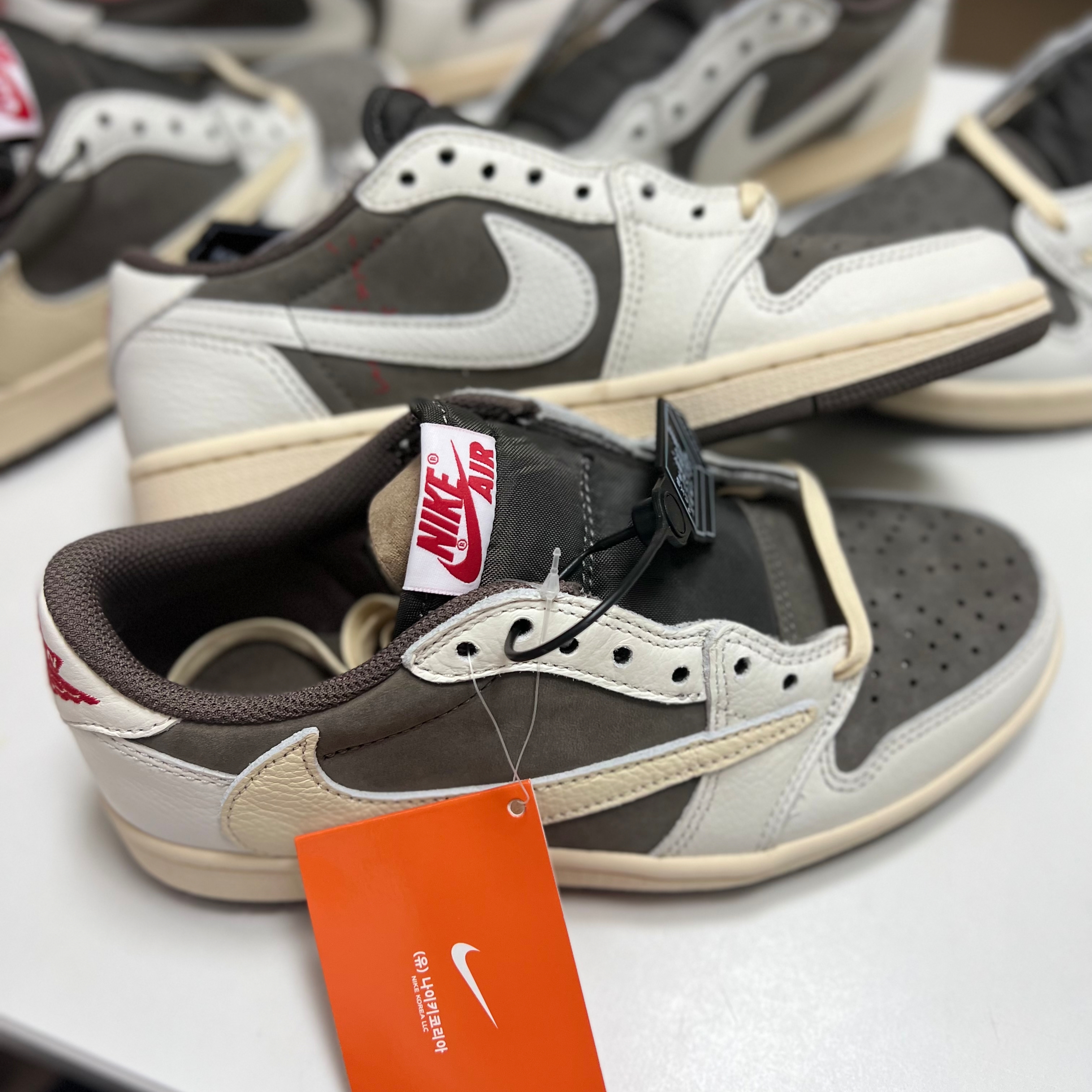 Jordan 1 x Travis Scott Retro Low OG SP Sail and Ridgerock, Jordan 1 x Travis Scott x Fragment Retro Low OG SP Military Blue 착용 스타일 - 4