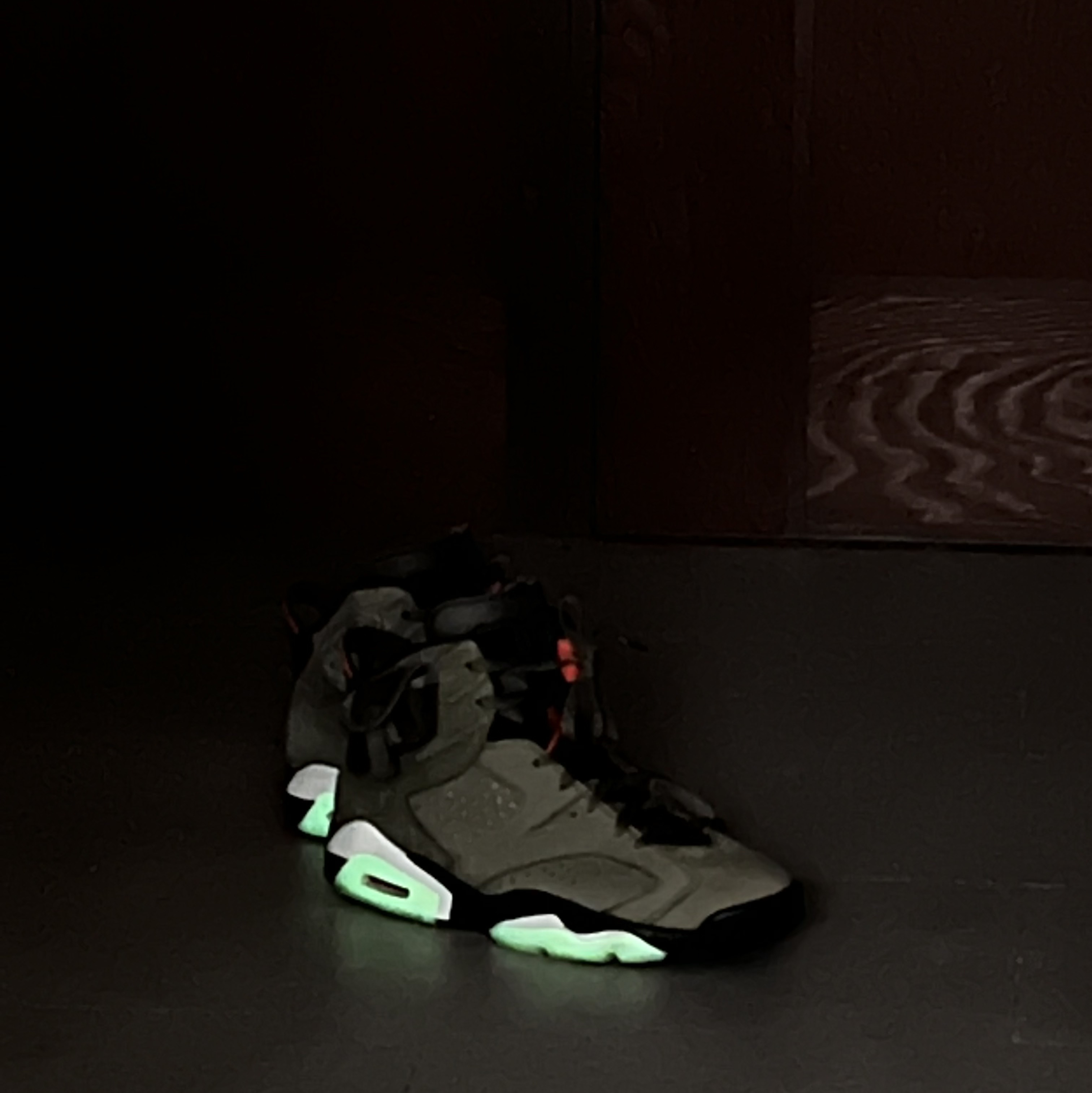 Jordan 6 x Travis Scott Retro Olive 착용 스타일 - 5