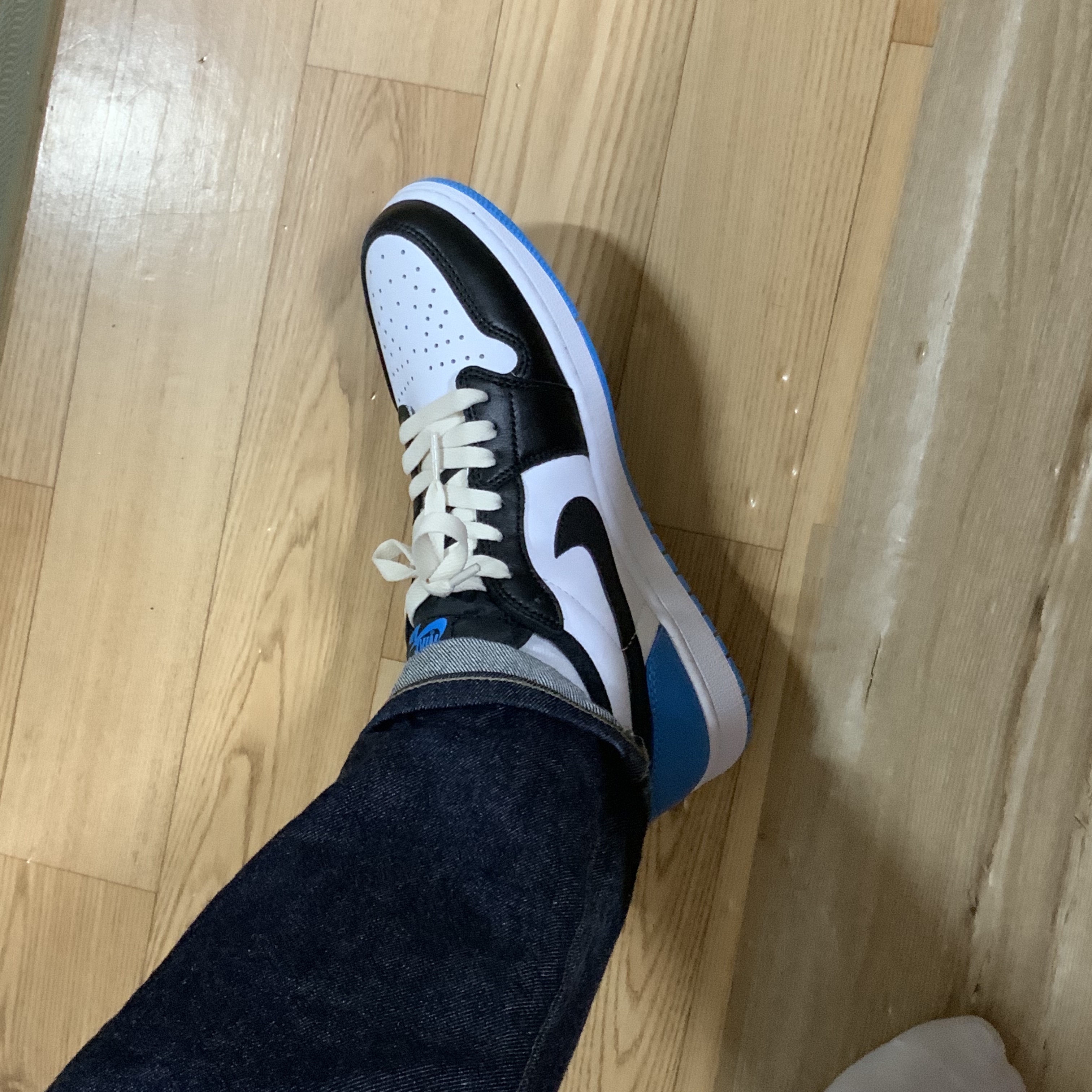 Jordan 1 Retro Low OG Black and Dark Powder Blue 착용 스타일